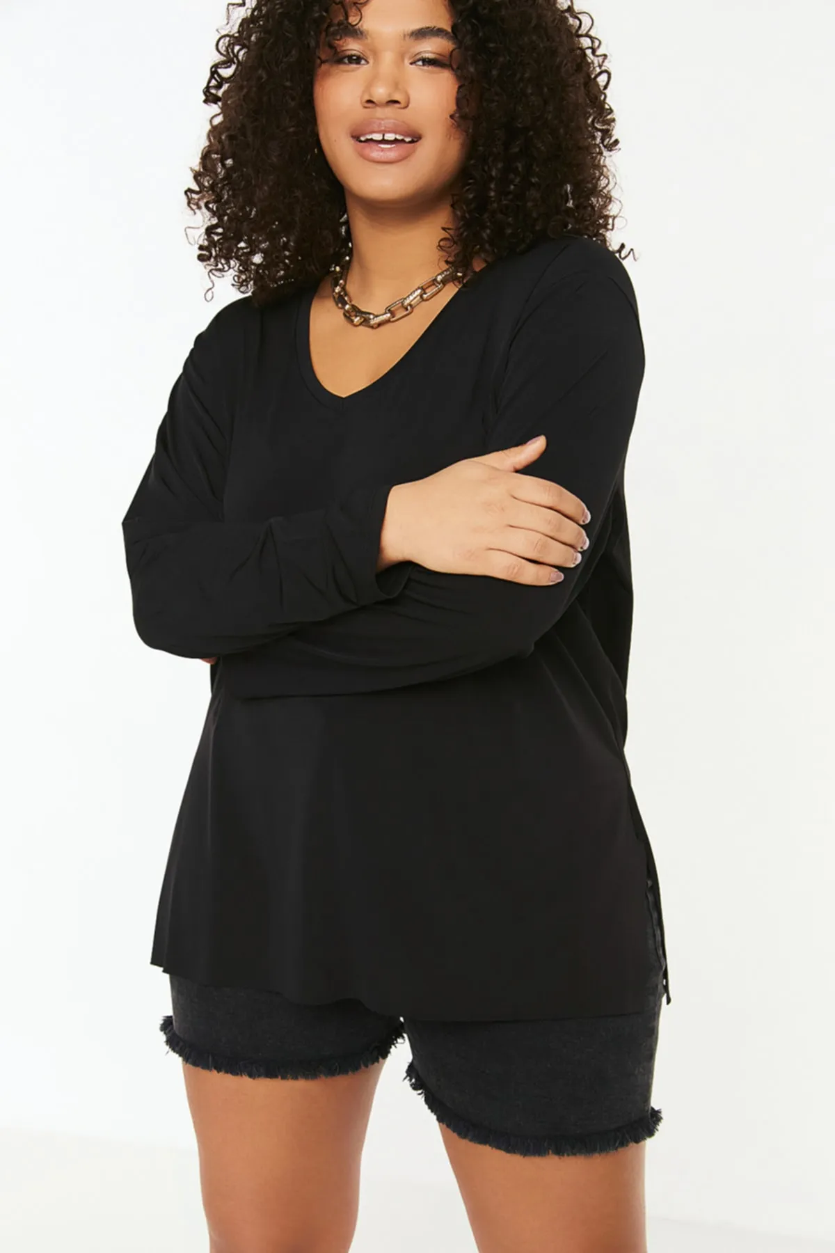 Trendyol Curve  Schwarze Boyfriend-Strickbluse mit V-Ausschnitt und Schlitz TBBSS22BZ1080