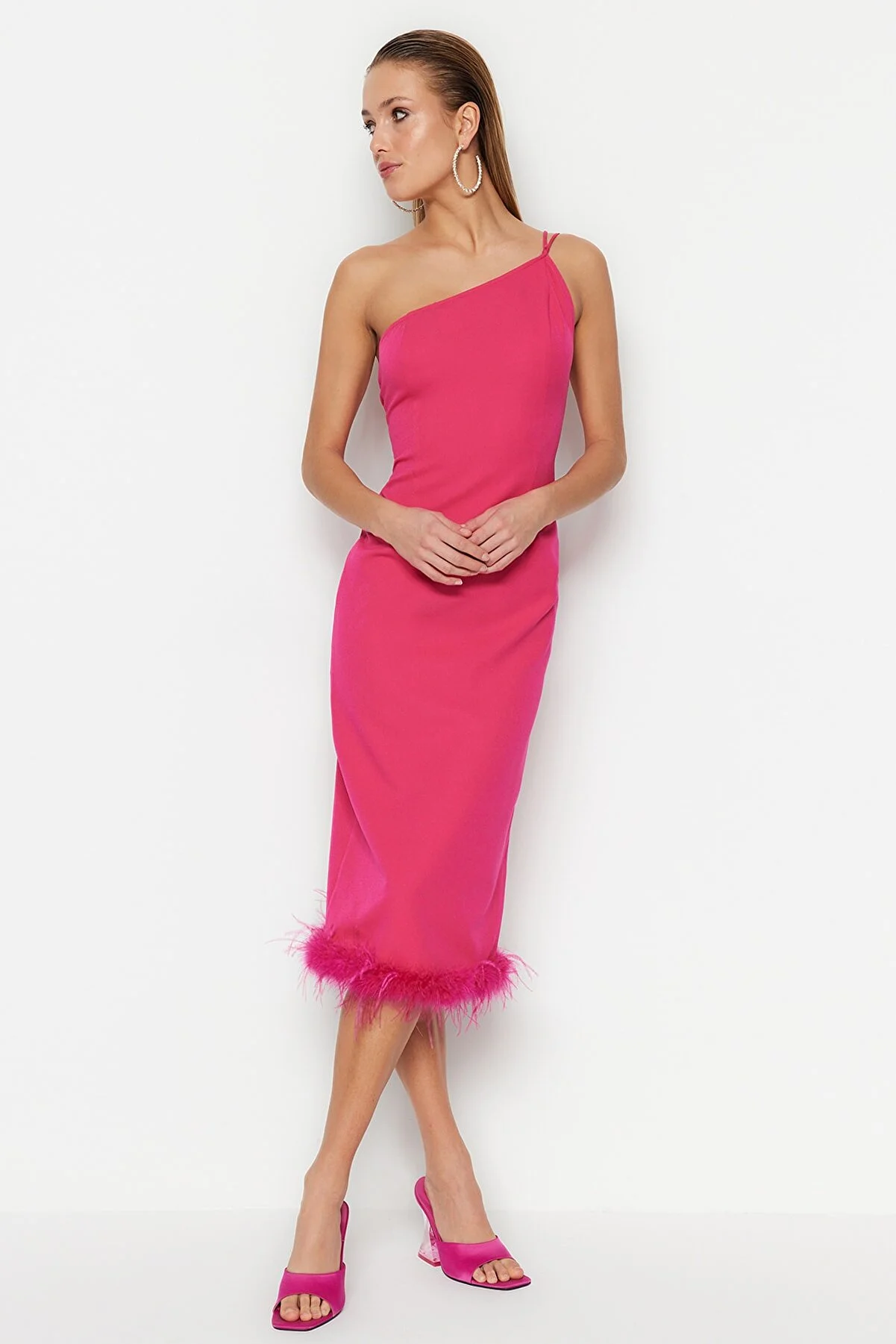Trendyol Collection  Tailliertes, elegantes Abendkleid in Fuchsia mit gewebten Otriches TPRSS23EL00254