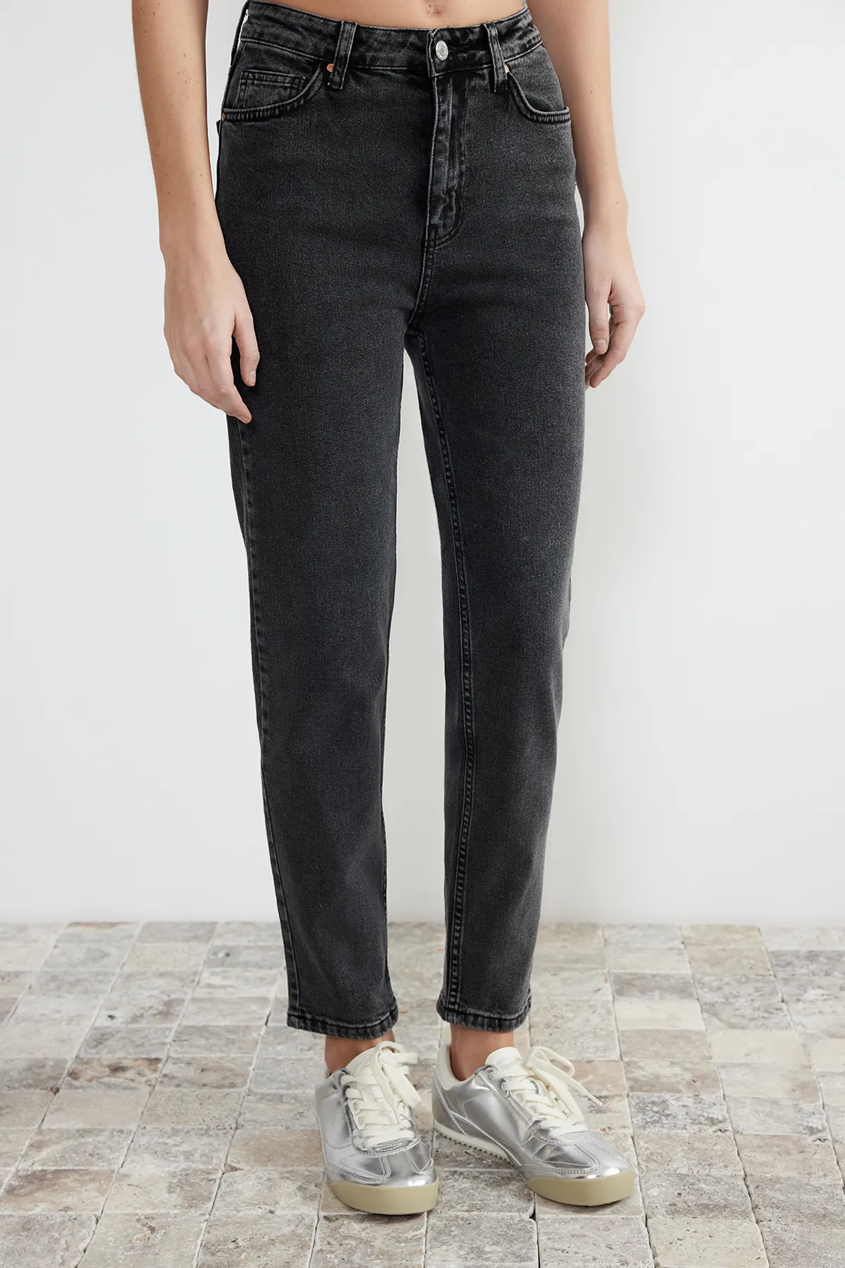 Trendyol Collection  Schwarze Slim Mom-Jeans mit hoher Taille TWOSS24JE00137