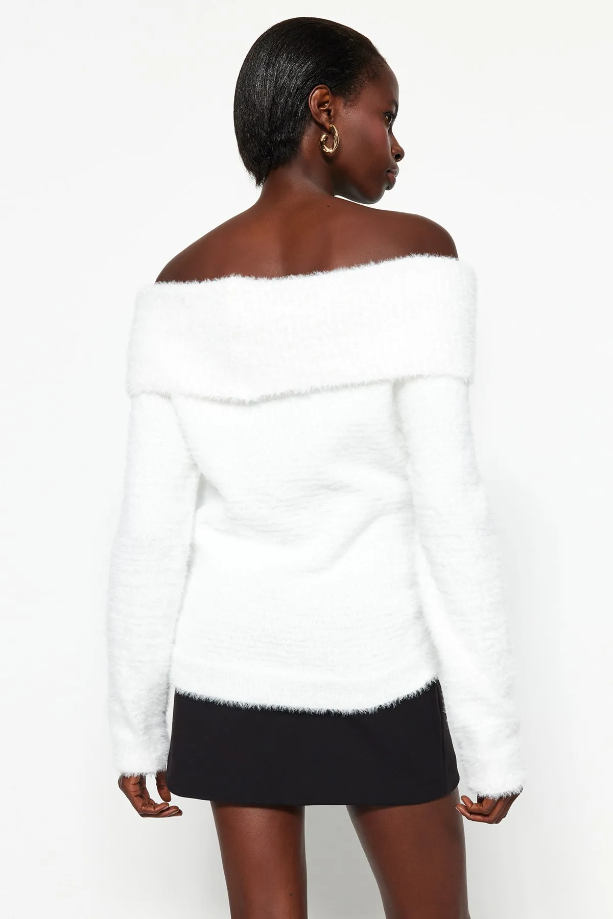 Trendyol Collection  Ecrufarbener Strickpullover mit Degaje-Kragen, Feder-/Bartfaden-Muster TWOAW24KZ00121