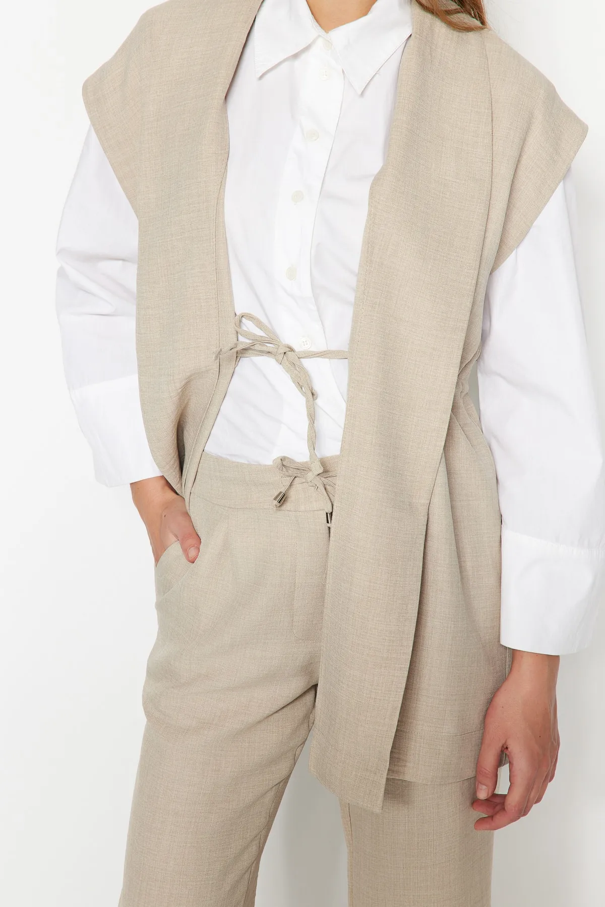 Trendyol Modest  Cremefarbenes, gewebtes Kimono-Hosen-Set mit Innenband in Leinenoptik TCTSS23US00061