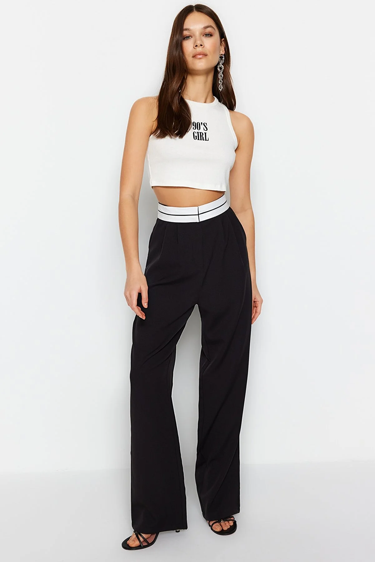 Trendyol Collection  Schwarze gewebte Hose mit weitem Bein und hoher Taille und Gürteldetail TWOSS23PL00150