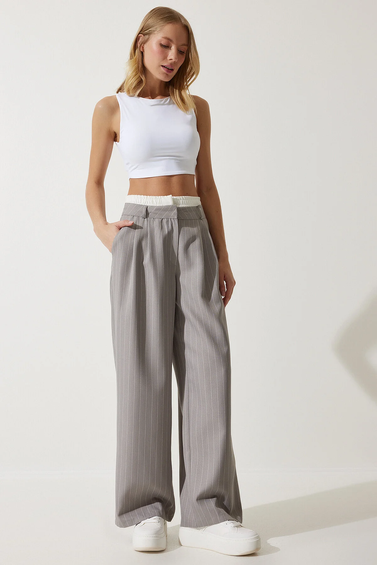 Happiness İstanbul  Graue Damenhose mit kontrastierender Taille und detailliertem, gestreiftem Webmuster CI00104