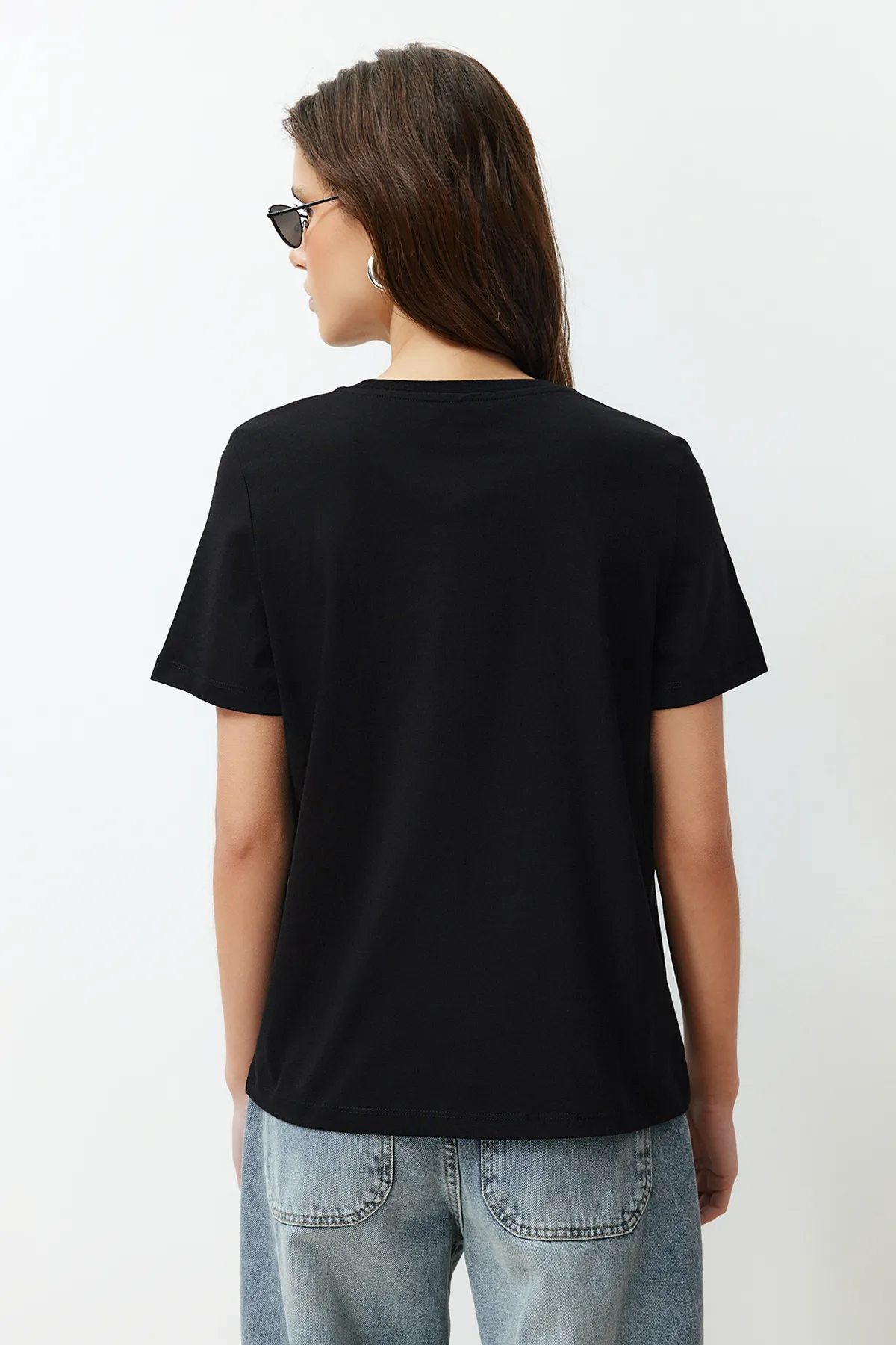 Trendyol Collection  Schwarzes Strick-T-Shirt mit Rundhalsausschnitt und Stern-Aufdruck, 100 % Baumwolle, Regular/Regular Fit TWOSS24TS00095