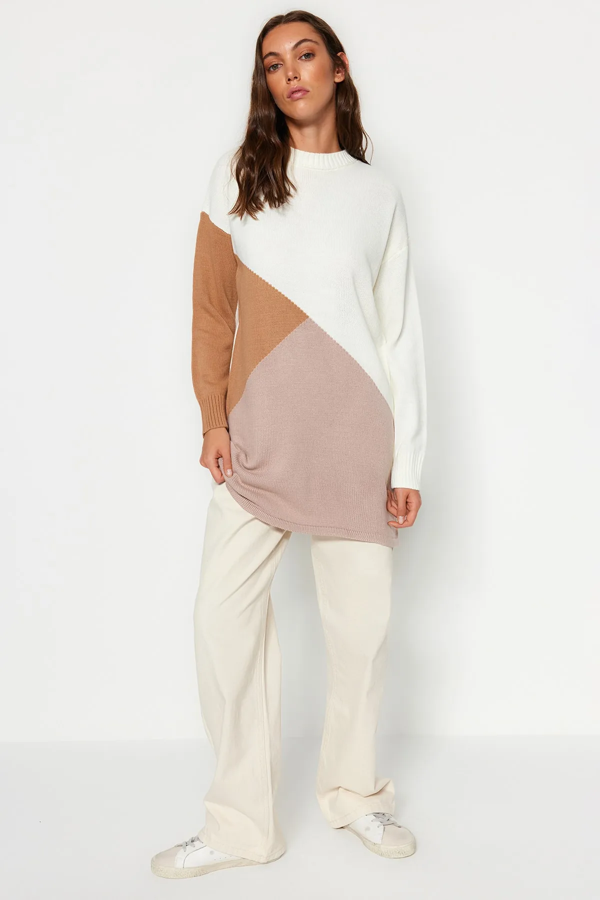 Trendyol Modest  Beigefarbener Farbblock-Strickpullover TCTAW24AK00008