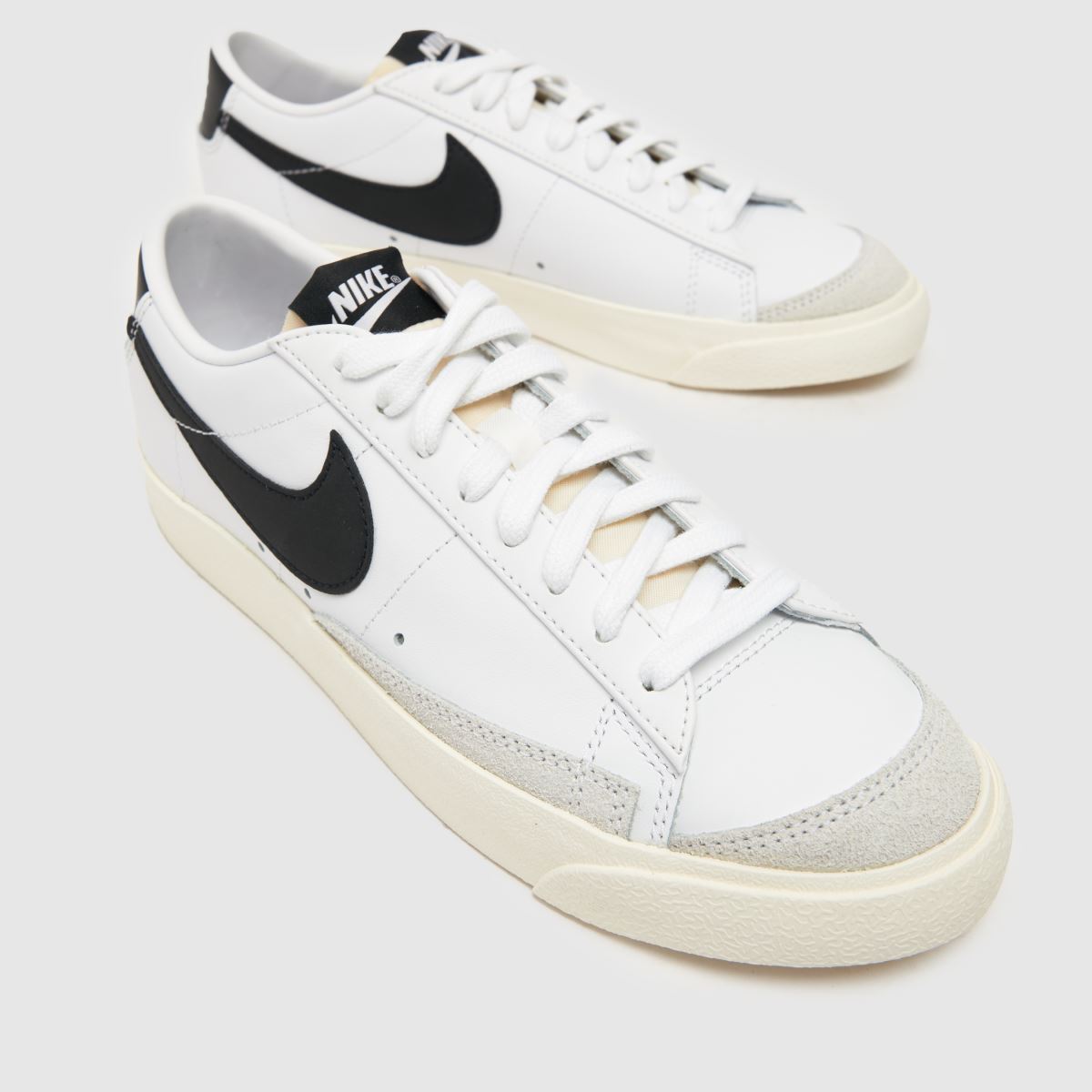 Nike Blazer Low cipők fehér és fekete színben