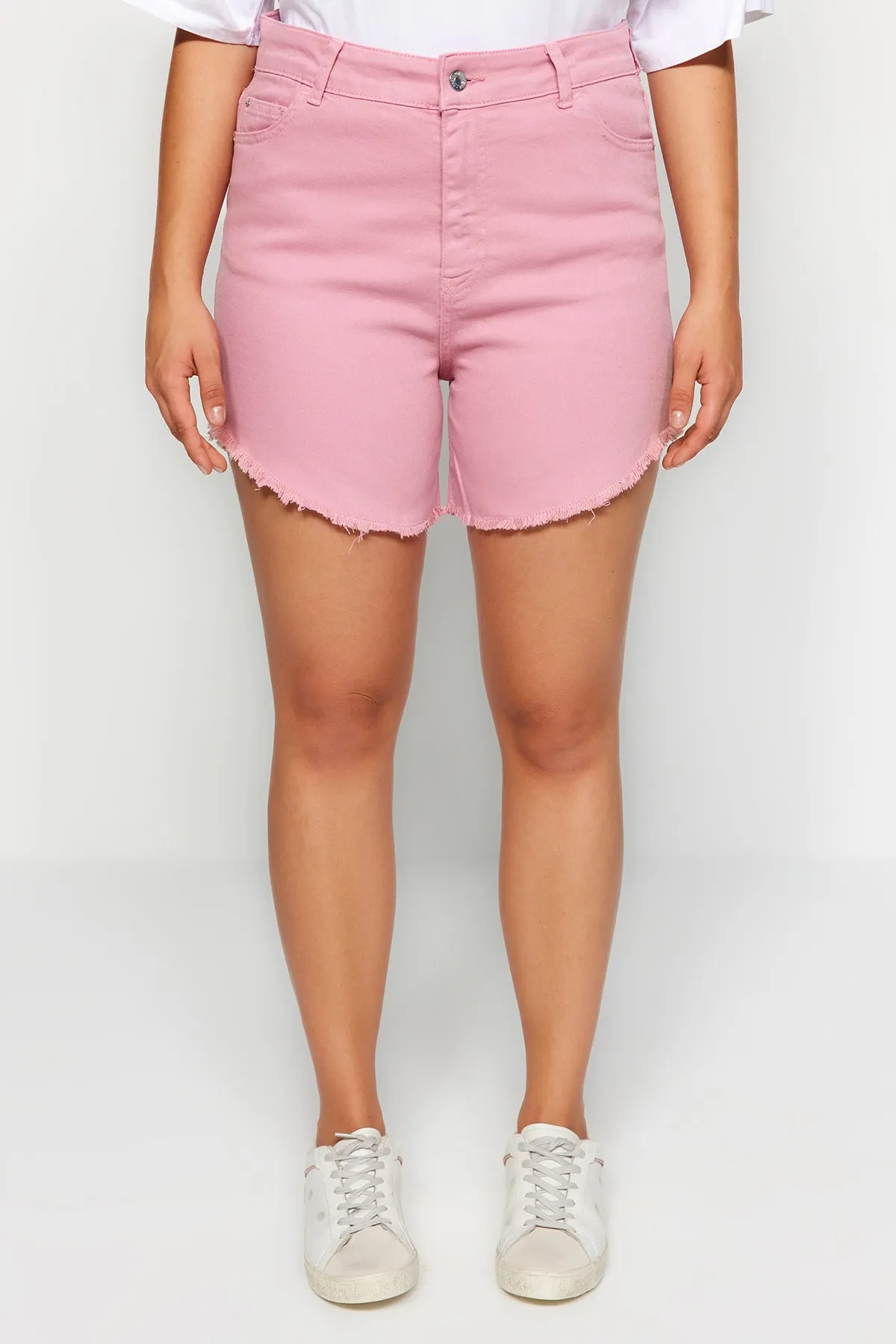 Trendyol Curve  Flexible Skinny-Jeansshorts und Bermudas mit Quasten in Rosa TBBSS23CJ00016