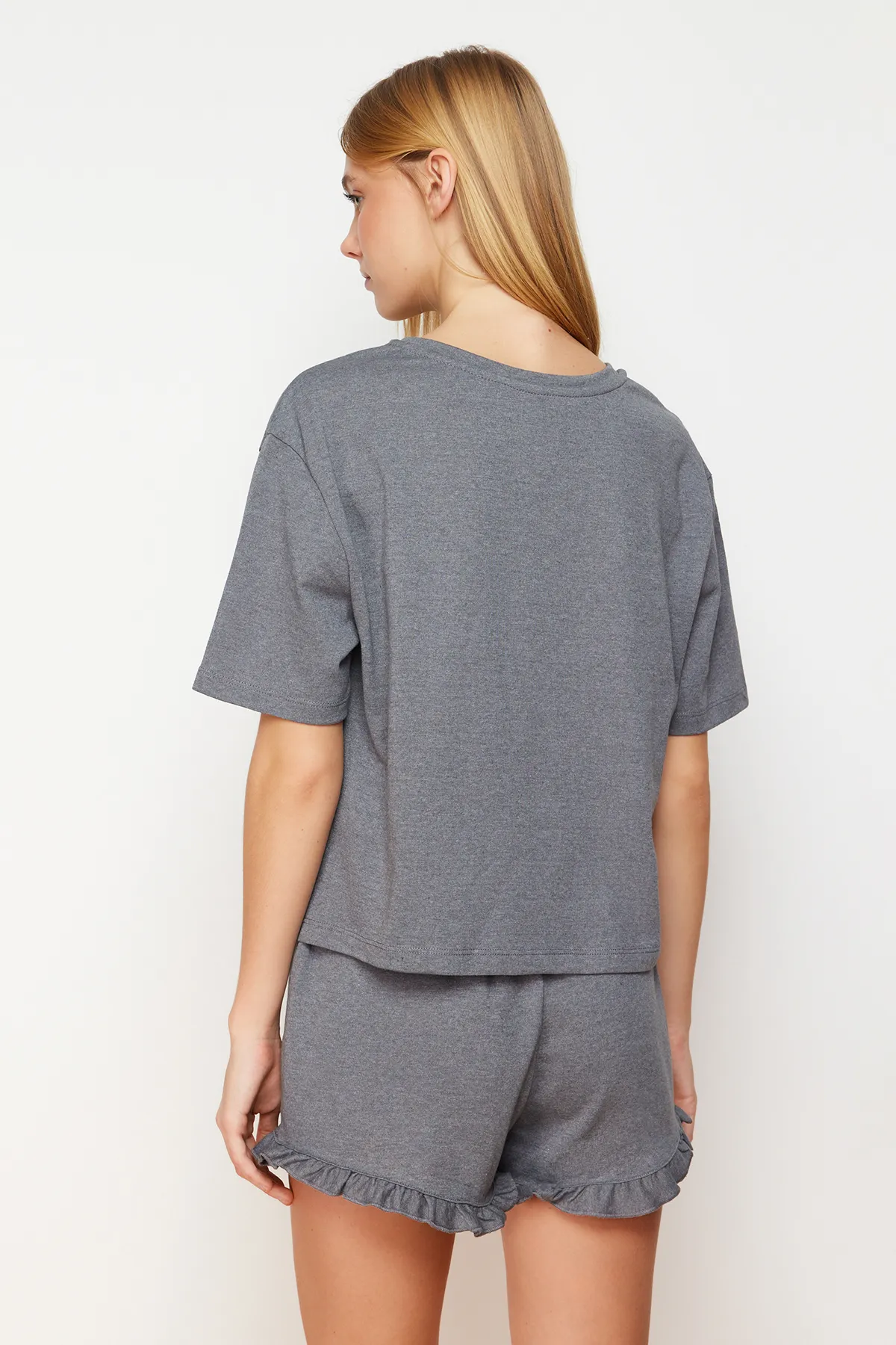 Trendyol Collection  Anthrazitfarbenes Melange-Baumwoll-Slogan-bedrucktes, detailliertes Strick-Pyjama-Set mit Rüschen THMSS24PT00114