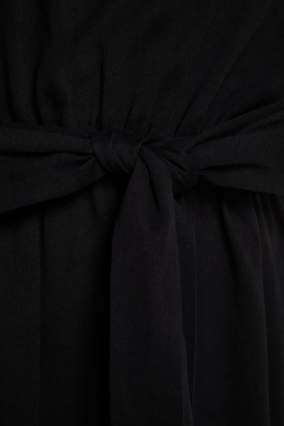 Trendyol Curve  Schwarzes Strickkleid mit Rundhalsausschnitt und Gürtel TBSSS22AH0242