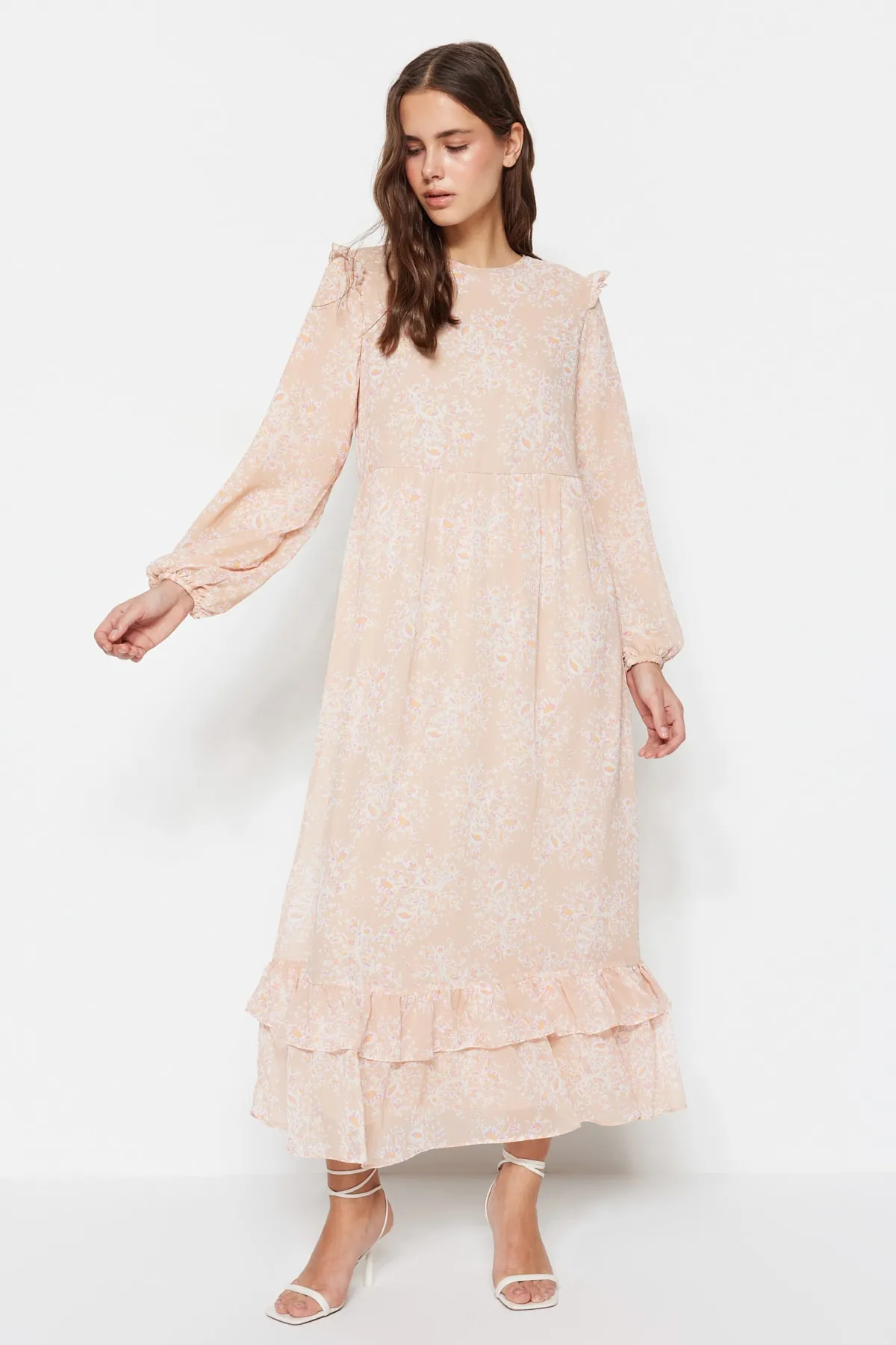 Trendyol Modest  Hellrosa Kleid aus gewebtem Chiffon mit Blumenmuster, Rüschen an der Schulter und Futter TCTSS23EB00143