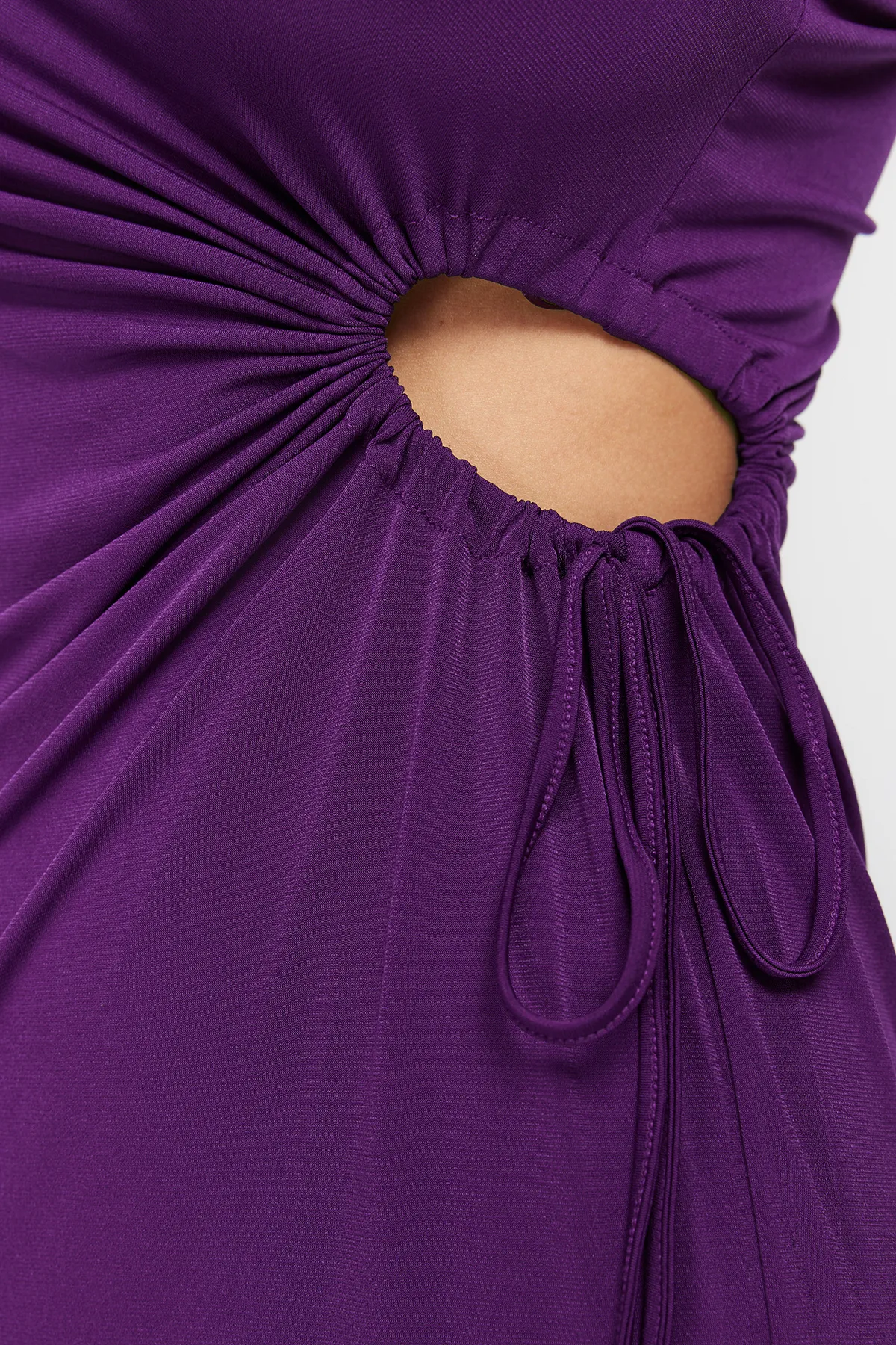 Trendyol Collection  Lila figurbetontes, gestricktes, detailliertes, elegantes Abendkleid mit Fensterausschnitt/Ausschnitt TPRSS23EL00154