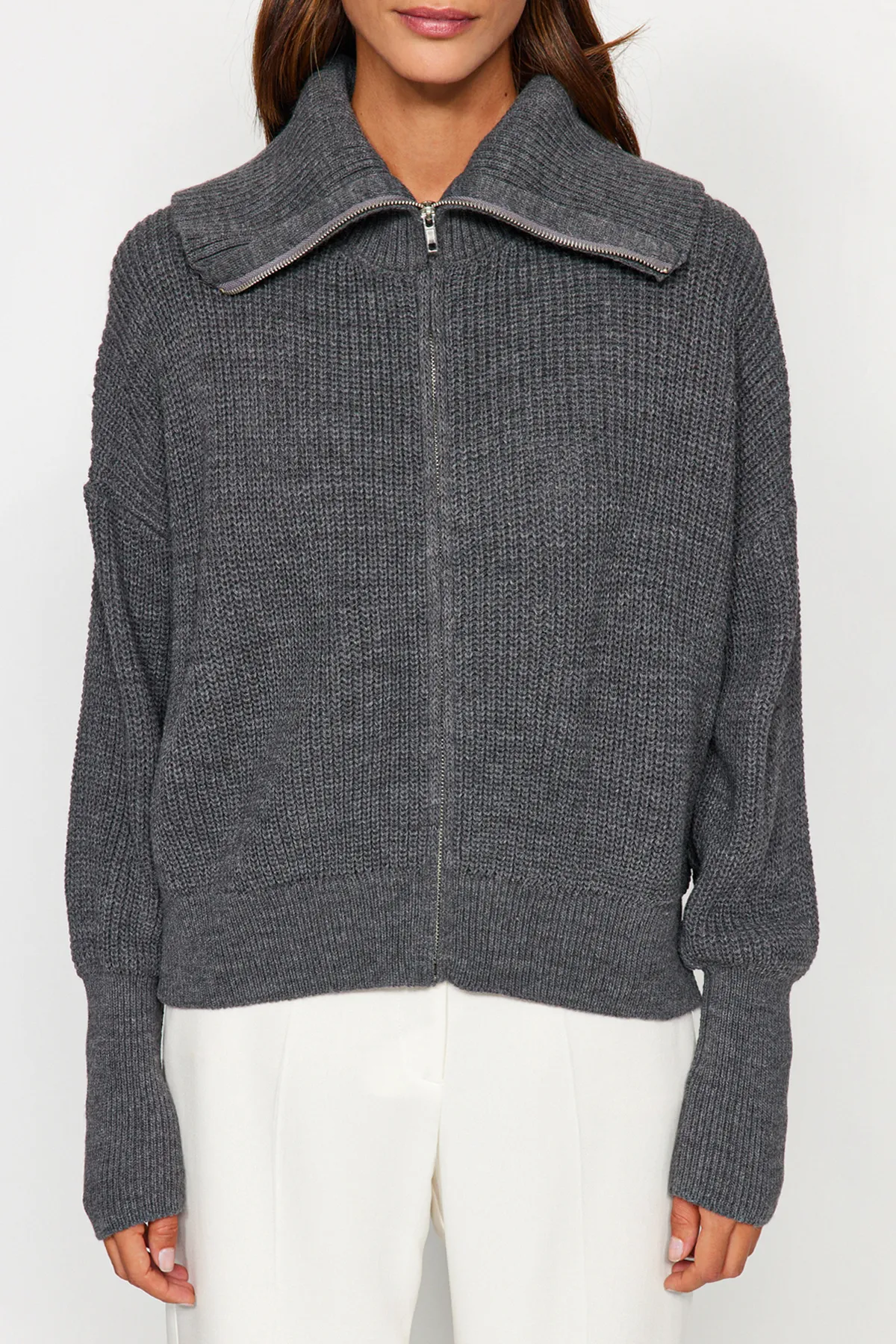 Trendyol Collection  Anthrazitfarbener Strick-Cardigan mit Degaje-Kragen und Reißverschluss TWOAW24HI00072