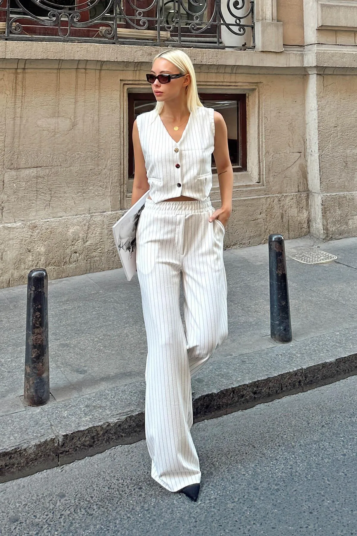 Swist  Weißes Norma-Set mit gestreifter Weste und Hose für Damen