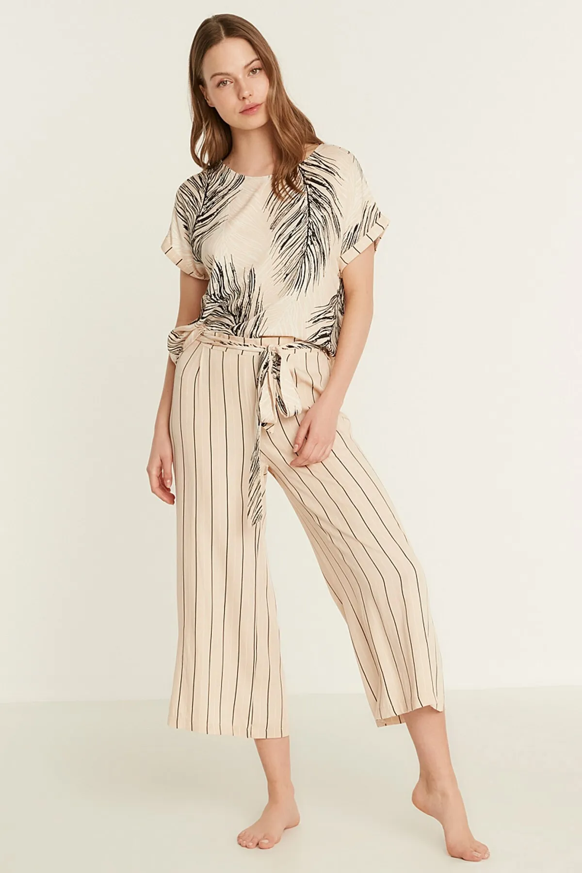 C&City  Gemustertes Kurzarm-Pyjama-Set aus Viskose 9081 Creme