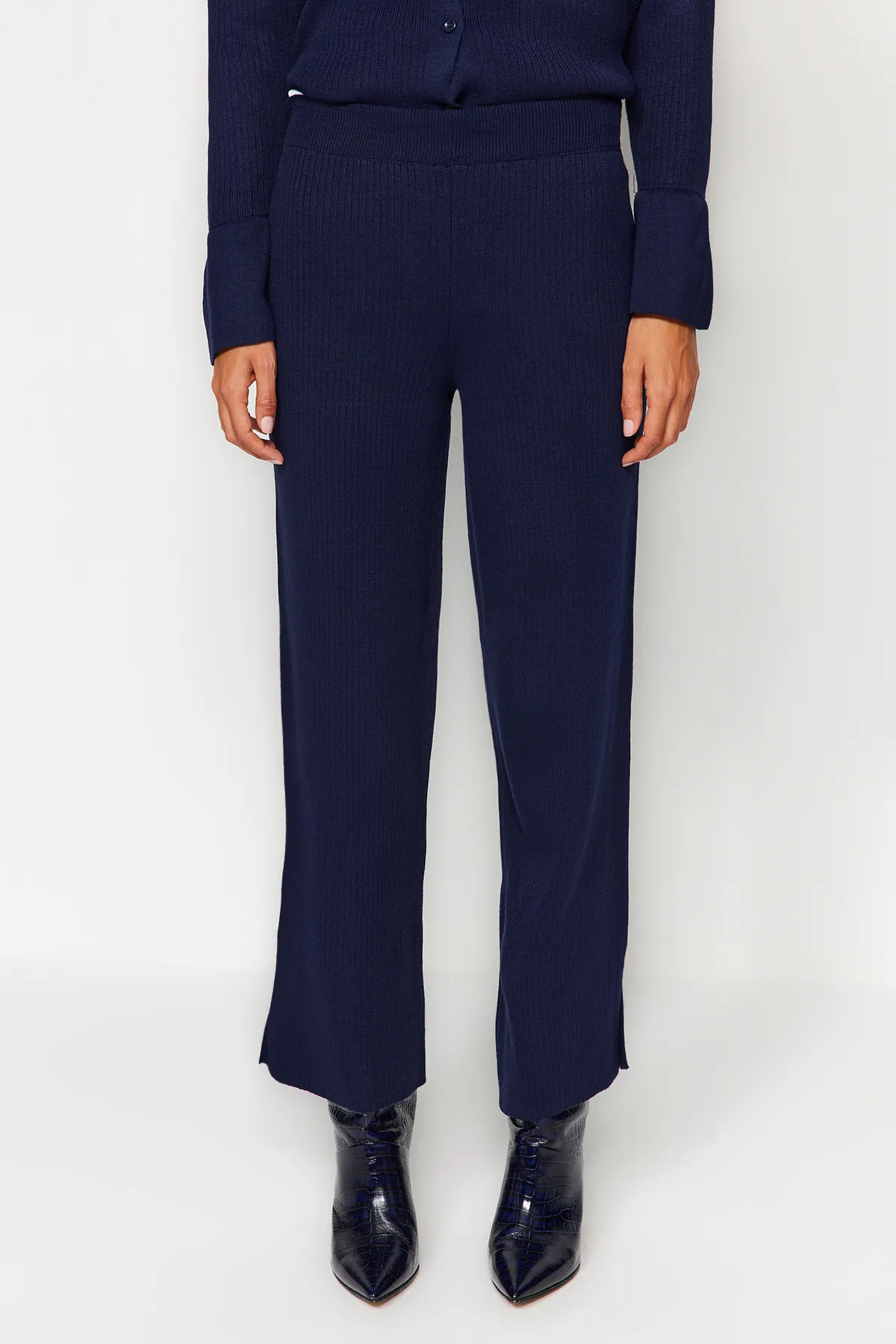 Trendyol Modest  Marineblaues Strickset mit Cardigan und Hose mit Schlitzdetail TCTAW23US00028