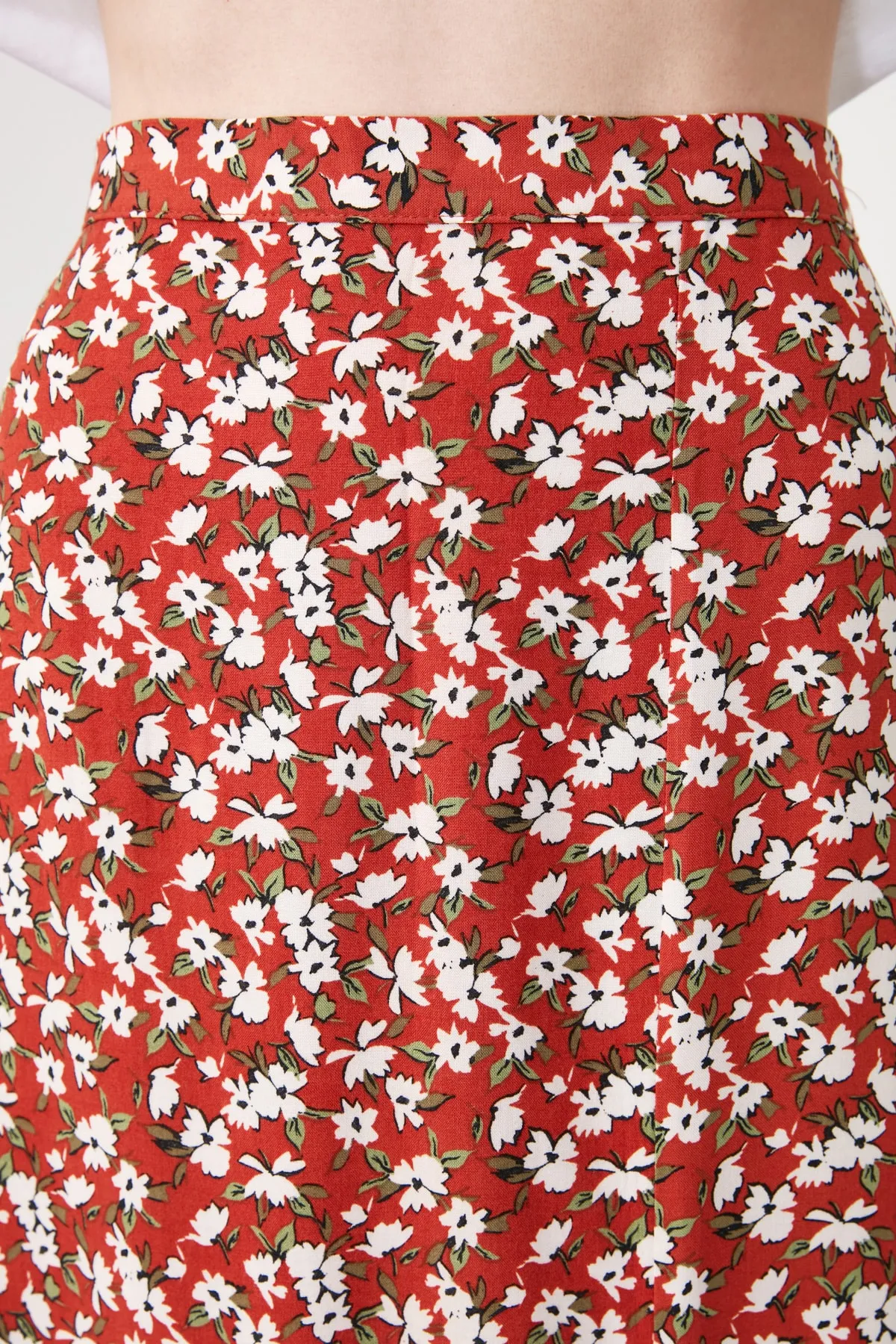 Trendyol Collection  Gewebter Midirock aus Viskosestoff mit Blumenmuster und Fliesenschlitzen TWOSS20ET0230
