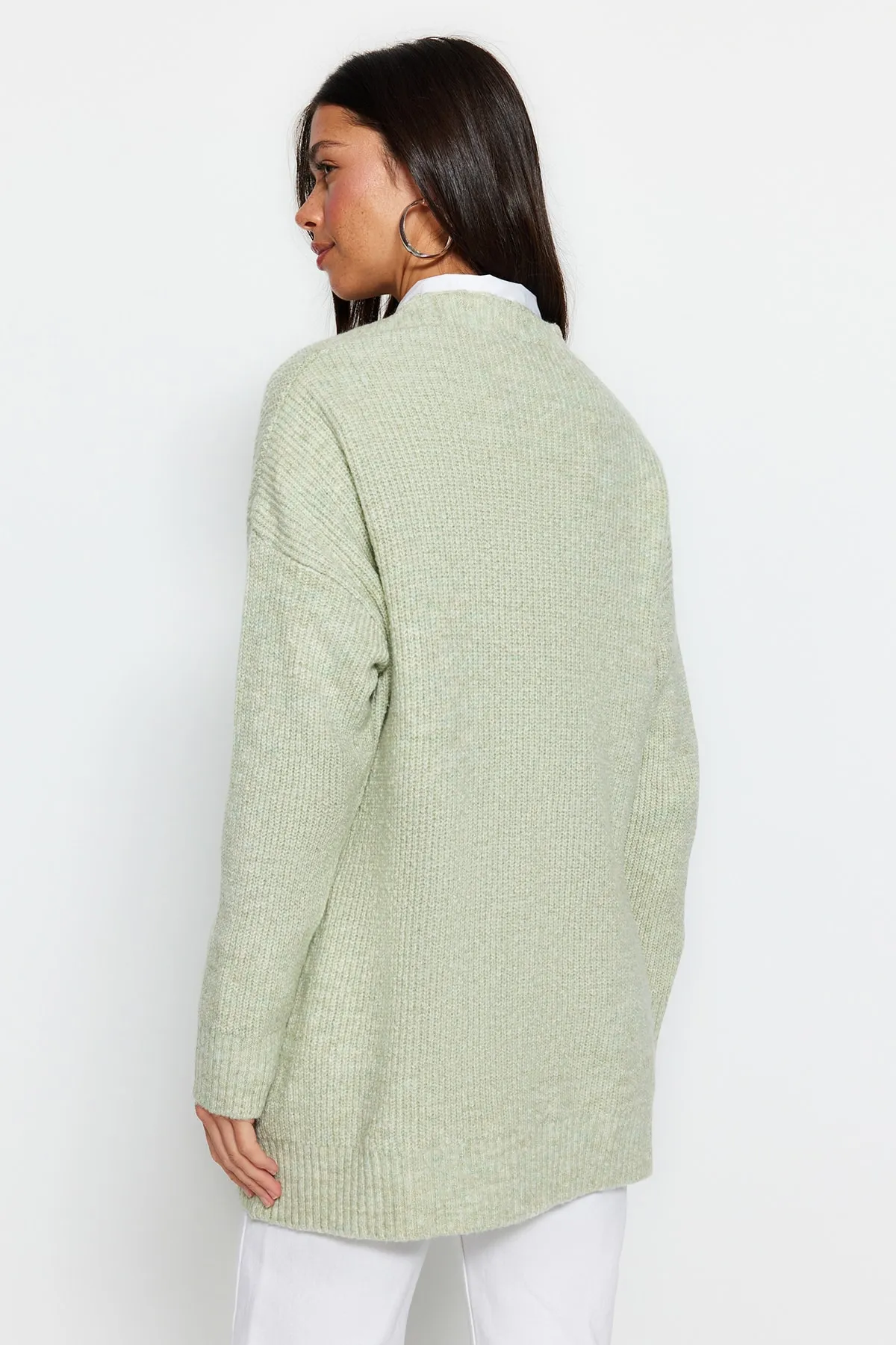 Trendyol Modest  Mintfarbene Strickjacke mit V-Ausschnitt und Knopfleiste TCTAW22HI0397