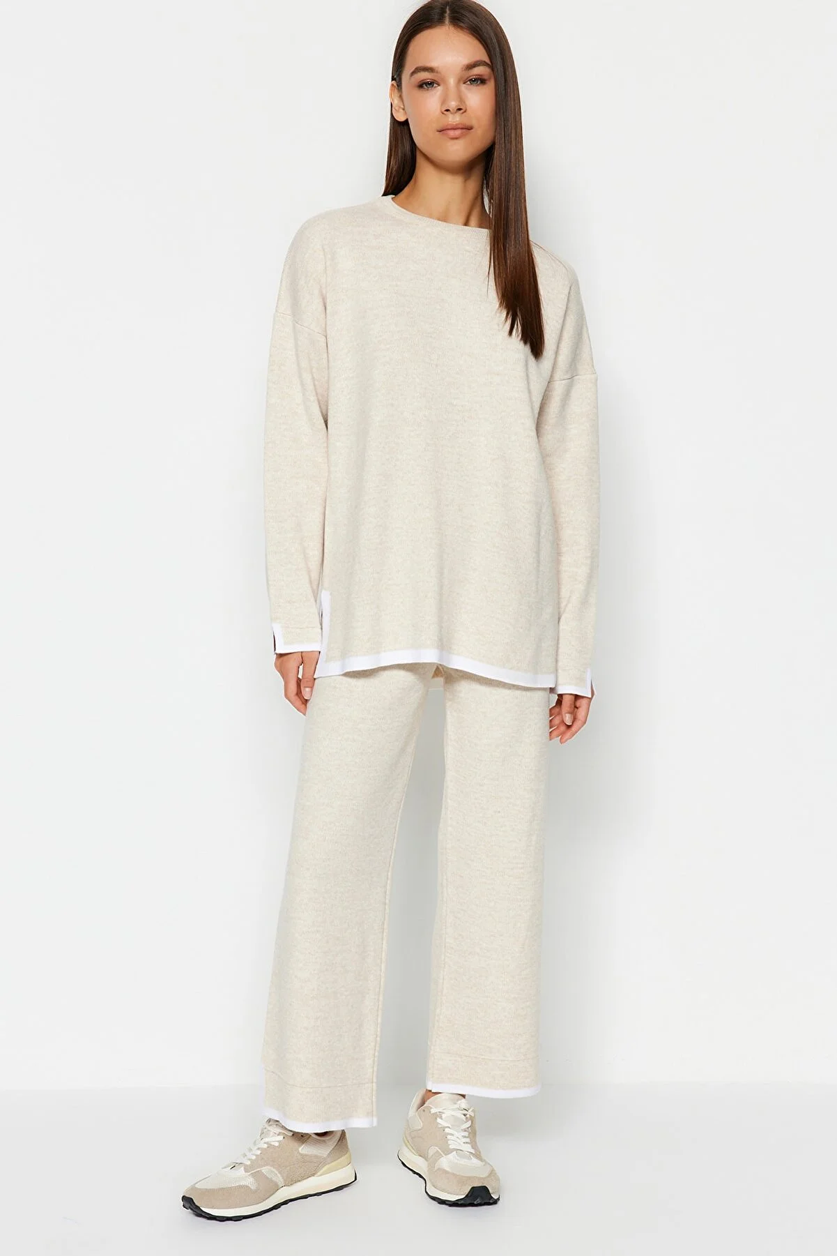 Trendyol Collection  Beigefarbenes, weit geschnittenes Strickober- und Unterteil-Set in Kontrastfarbe TWOAW24AU00062