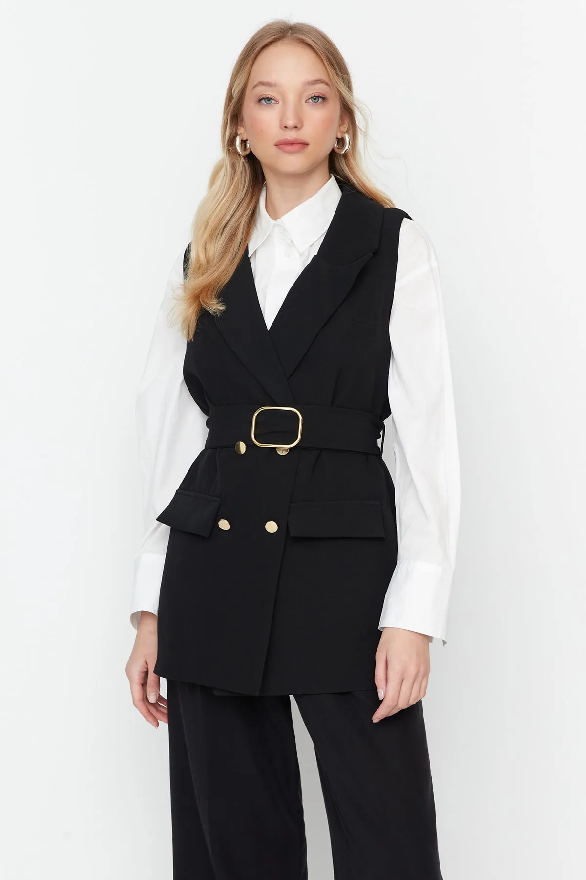 Trendyol Modest  Schwarze gewebte Weste mit Jackenkragen und Taillengürtel TCTAW23YL00014