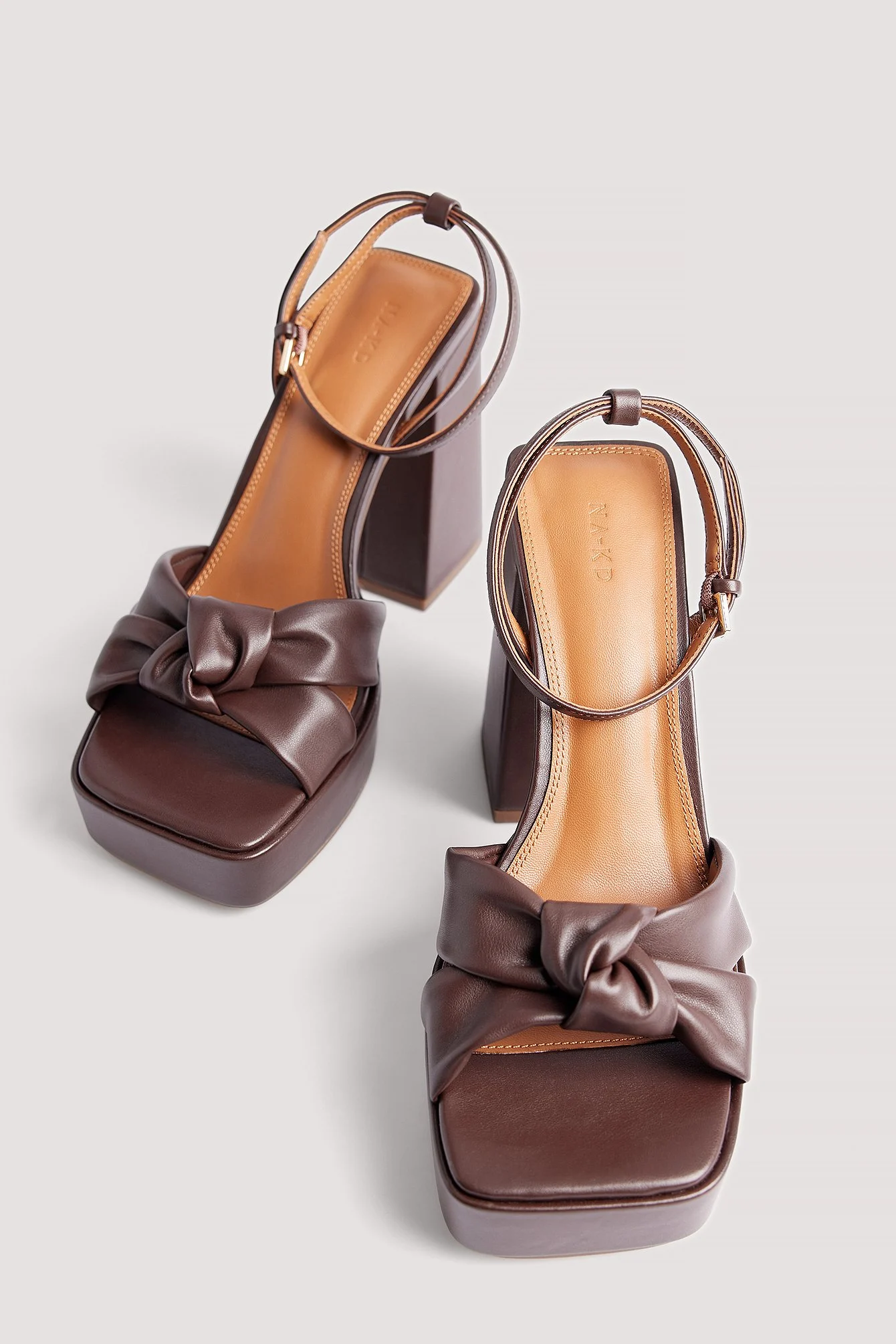 Plateau-High-Heels mit Knotendetail