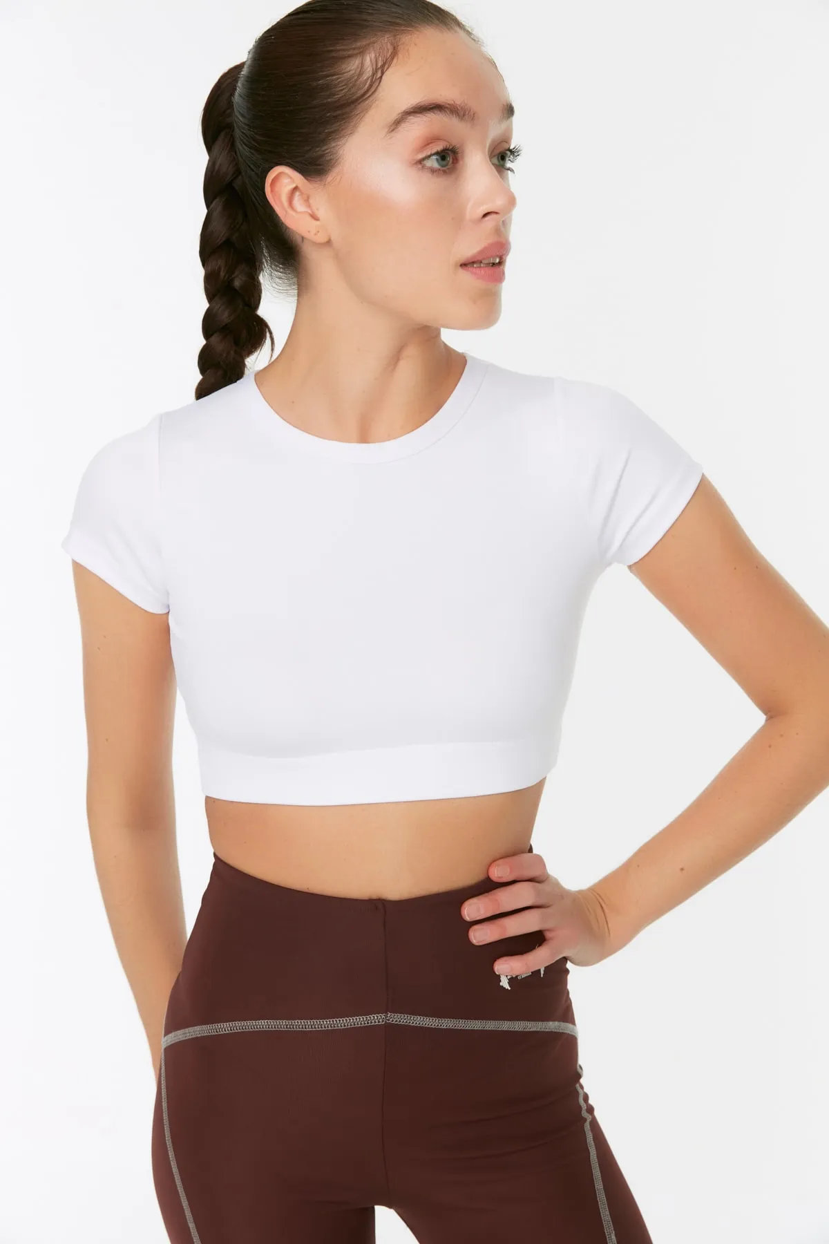 Trendyol Collection  Weißes Crop-Strick-Sportoberteil/Bluse mit leichtem Halt und weicher Textur und Rundhalsausschnitt TWOAW21BZ0158