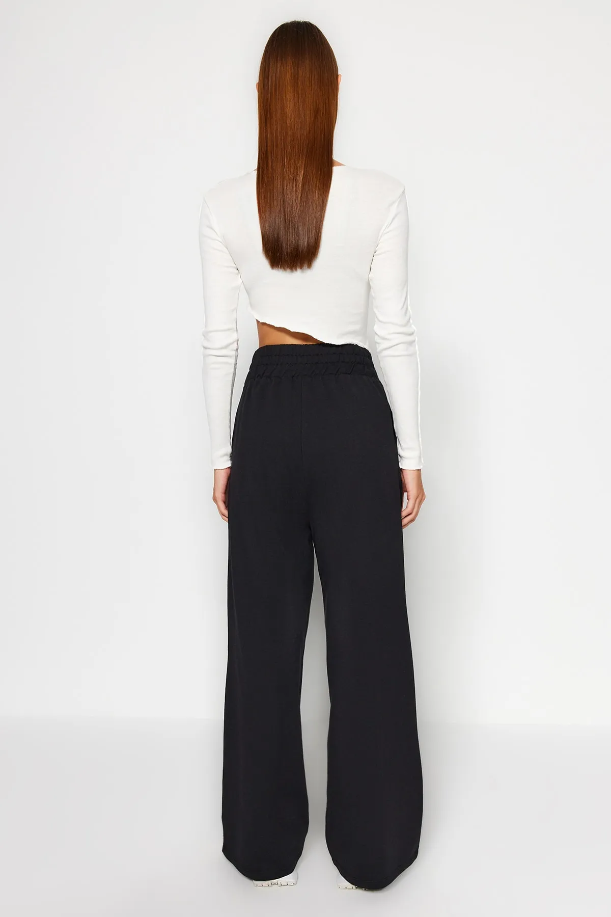 Trendyol Collection  Schwarze, bedruckte, detaillierte Strickhose mit weitem Bein und entspanntem Schnitt und asymmetrischer Taille TWOAW23PL00389