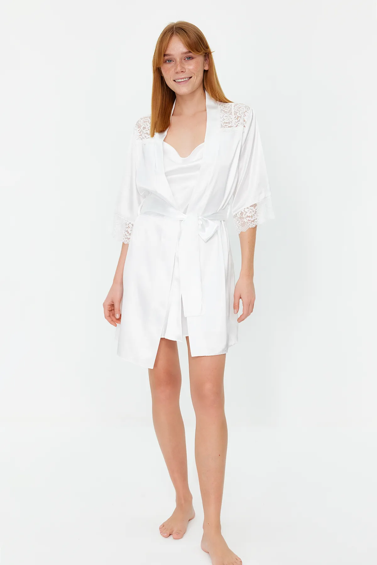 Trendyol Collection  Braut-Morgenmantel aus gewebtem Satin mit Gürtel und Spitze und detailliertem Detail THMSS21SB0001