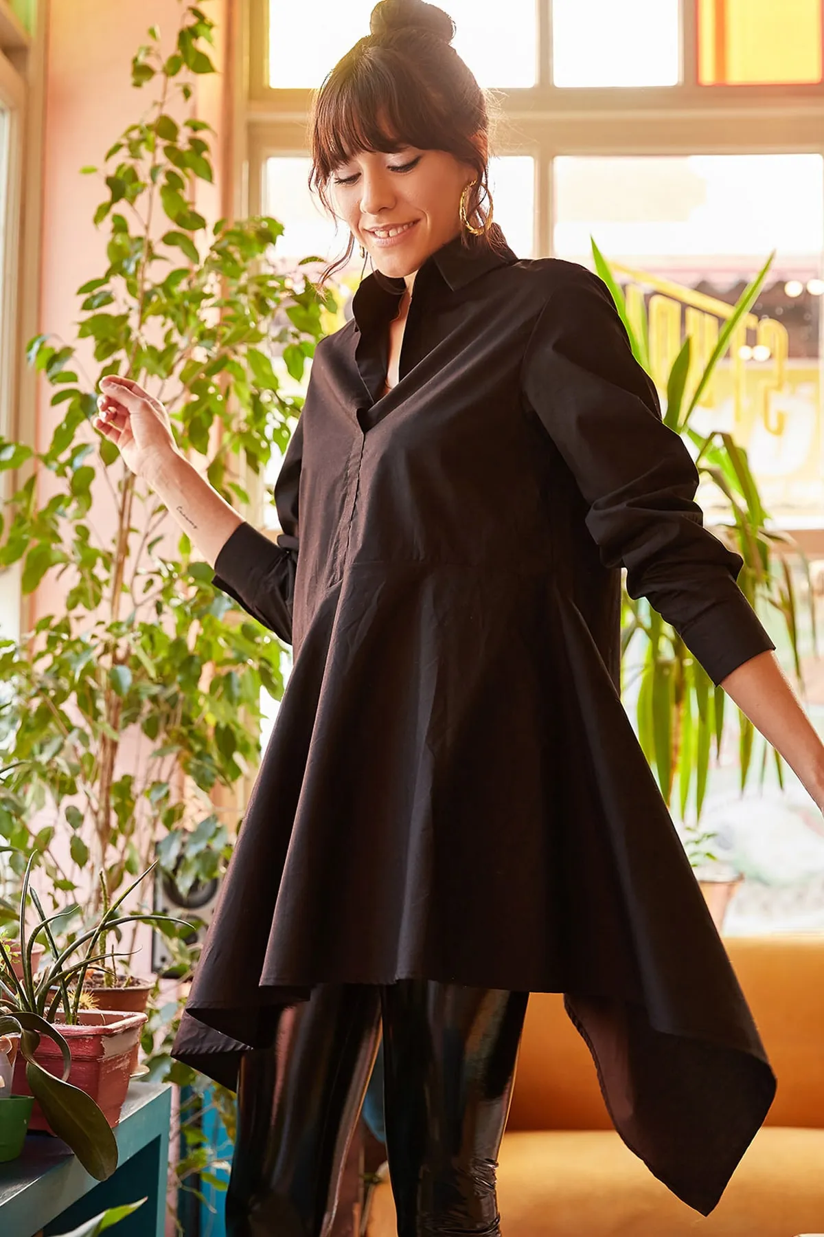 Olalook  Schwarze asymmetrische Tunika mit Hemdkragen für Damen TNK-19000034