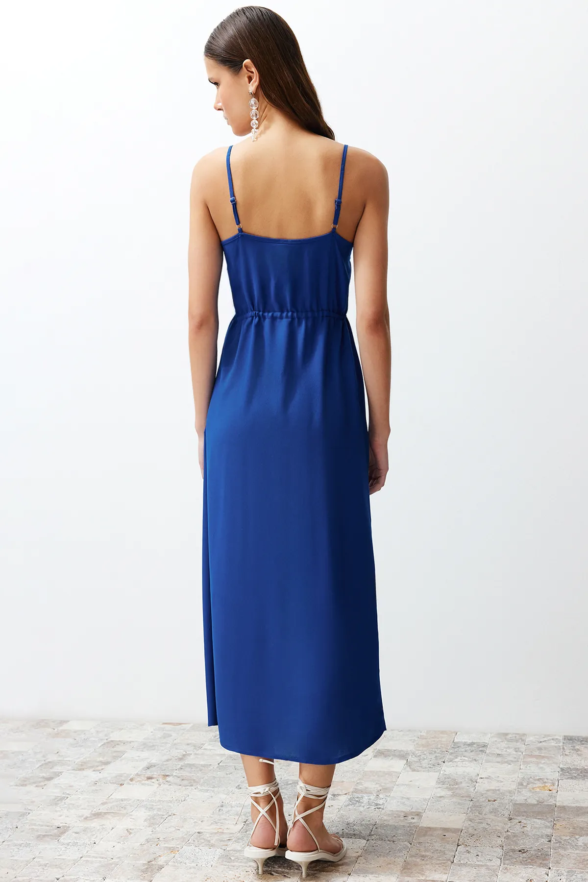 Trendyol Collection  Indigoblaues, gewebtes, besticktes Midikleid TWOSS23EL01431