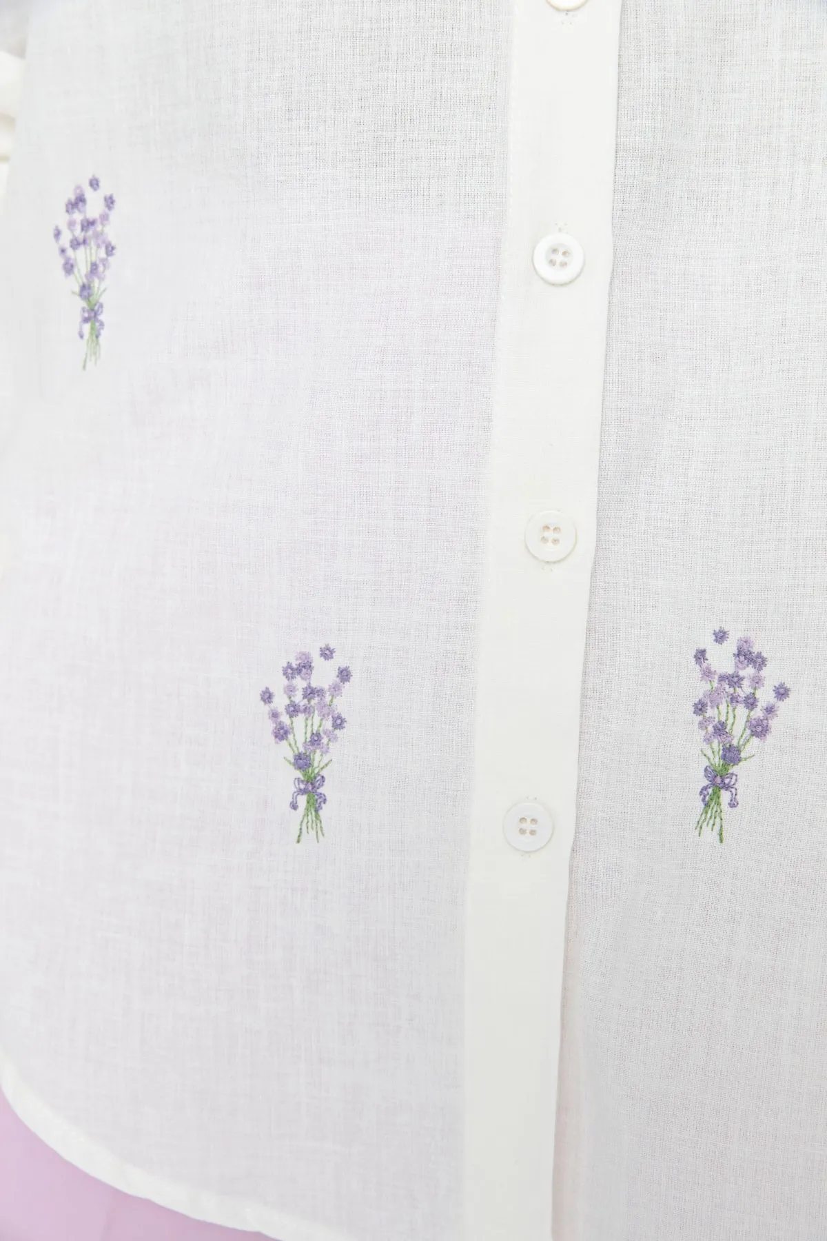 Trendyol Collection  Übergroßes Hemd aus Baumwolle in Ecru mit Blumenstickerei - TWOSS22GO0246