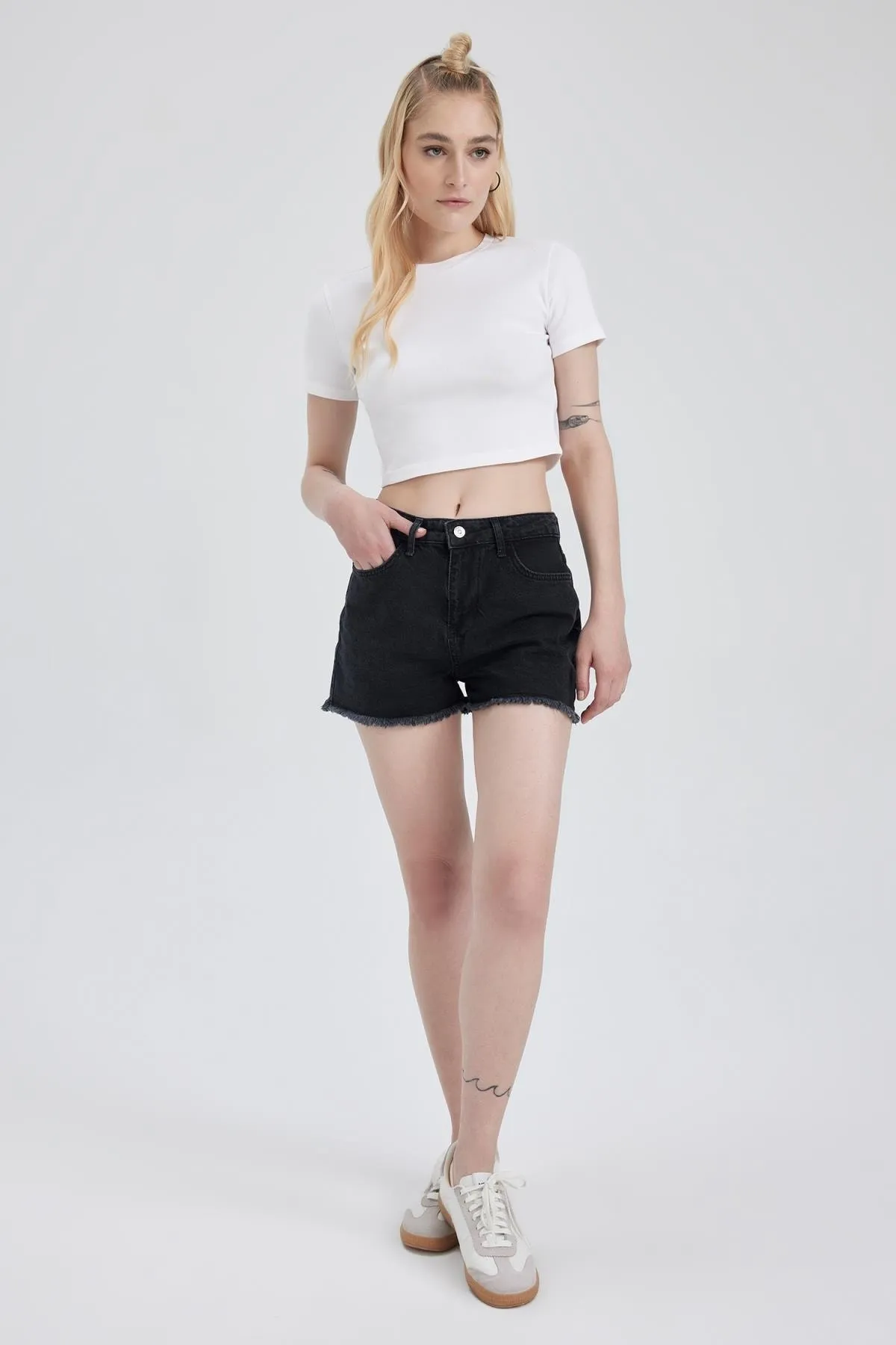 DeFacto  Jeansshorts mit normaler Taille und Cut-Out-Spitze, 100 % Baumwolle, A2602ax23sm