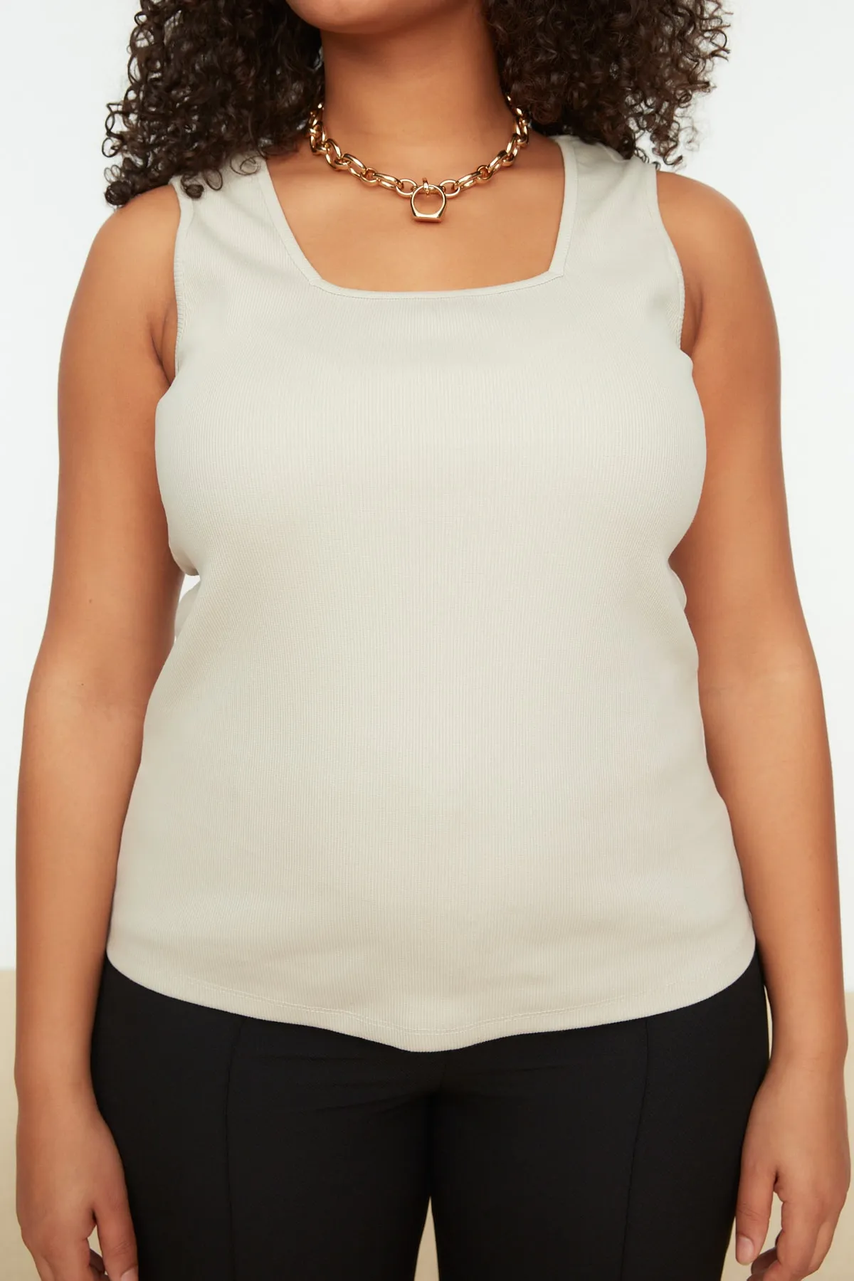 Trendyol Curve  Beigefarbenes Basic-Unterhemd aus schnurgebundenem Strick mit quadratischem Ausschnitt TBBSS22AL0011