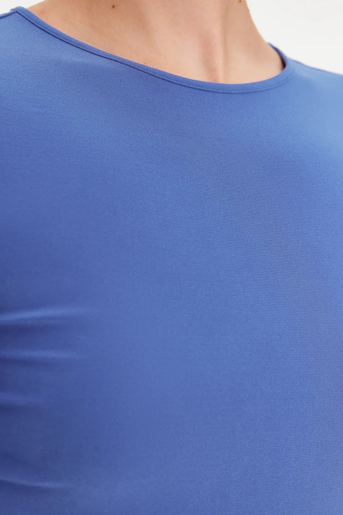 Trendyol Collection  Blaues kurzärmliges, figurbetontes Maxi-Bleistiftkleid mit Rundhalsausschnitt und flexiblem Strick TWOSS24EL00097