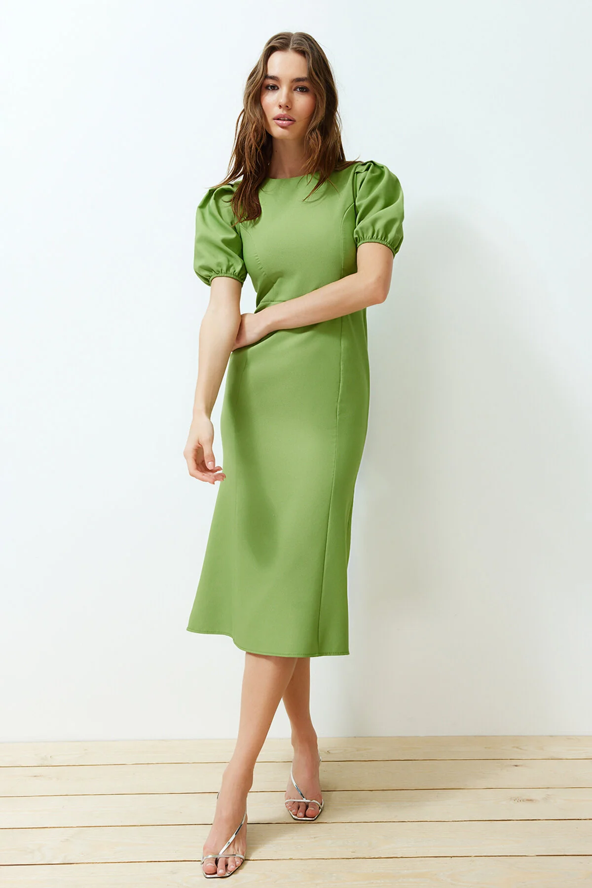 Trendyol Collection  Grünes Body-Wickel-Midikleid mit gewebten Ballonärmeln TWOSS24EL00502