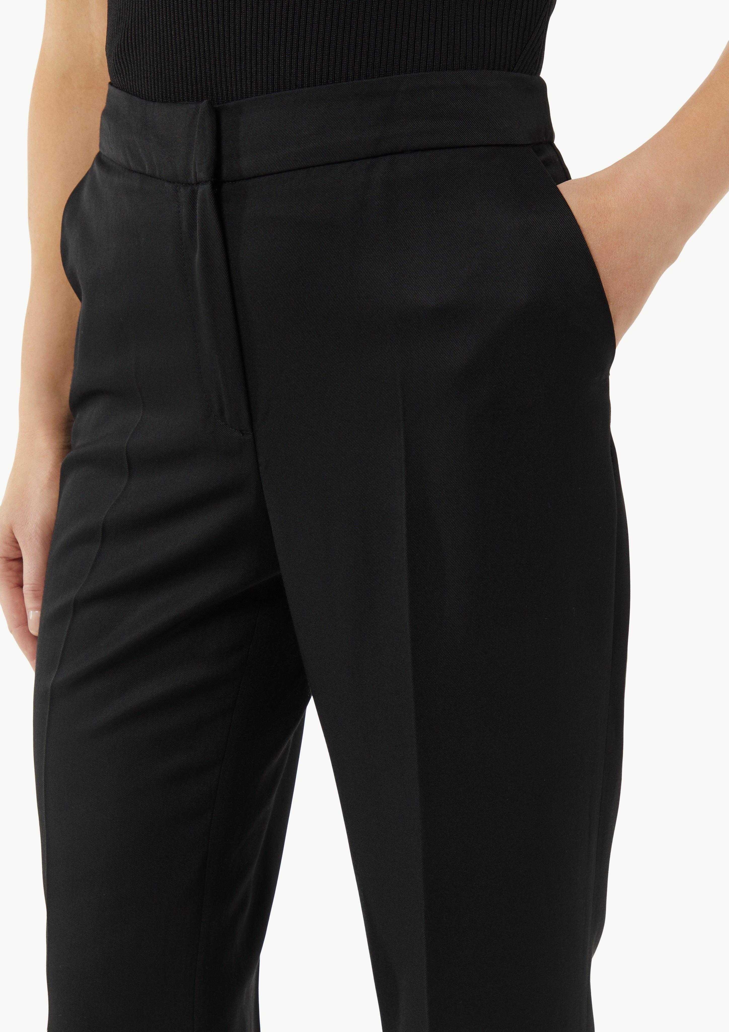 Leicht glänzende Hose mit Flared Leg und Schlitzdetails - schwarz