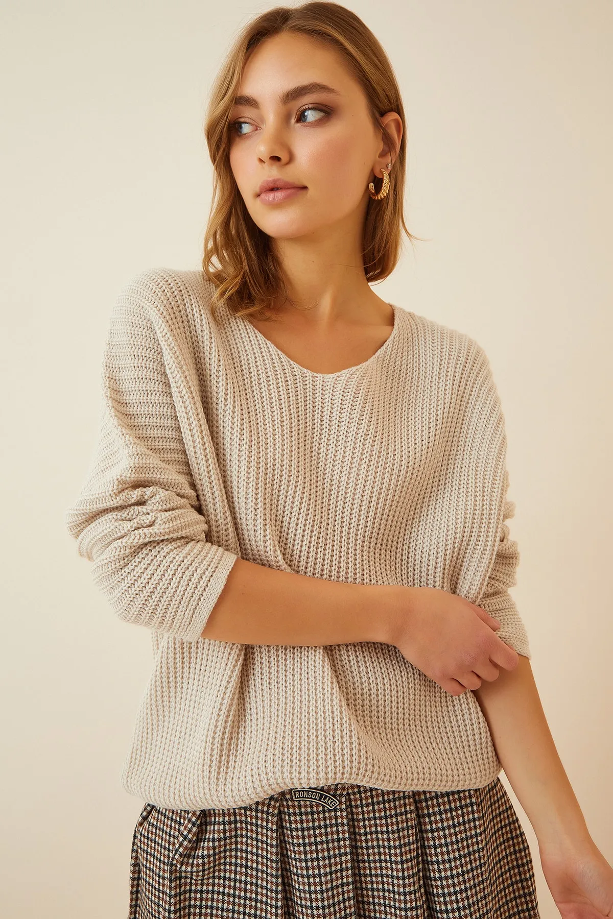 Happiness İstanbul  Cremefarbener Oversize-Strickpullover mit V-Ausschnitt für Damen YG00099