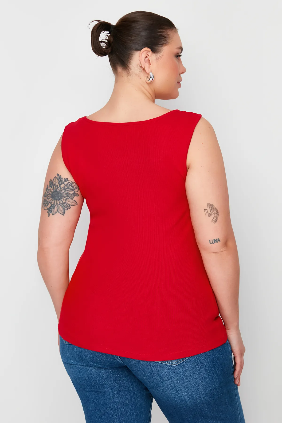 Trendyol Curve  Rotes Basic-Unterhemd mit quadratischem Kragen und sportlichem Oberteil in Übergröße