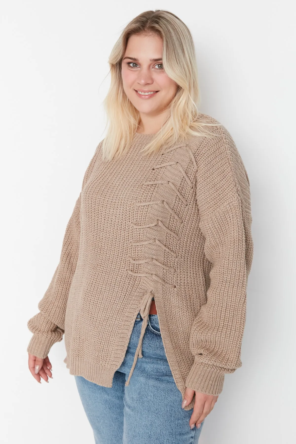 Trendyol Curve  Beigefarbener Strickpullover mit Kreuzspitze und detailliertem Detail