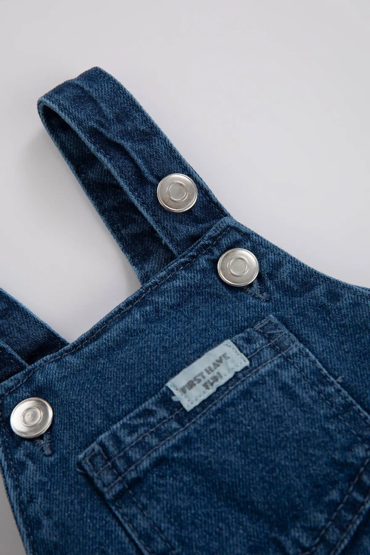 DeFacto  Bedruckter Jeans-Jumpsuit für Babys mit Label-Aufdruck