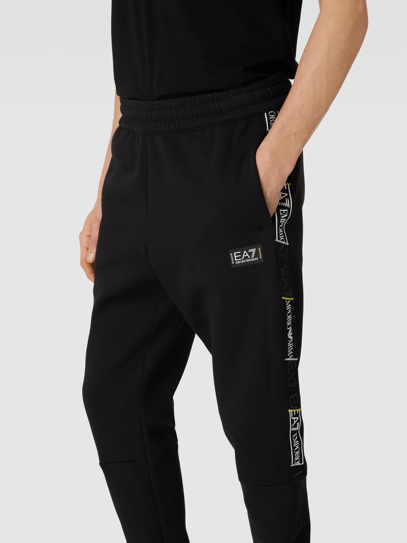 Sweatpants mit Label-Print in schwarz