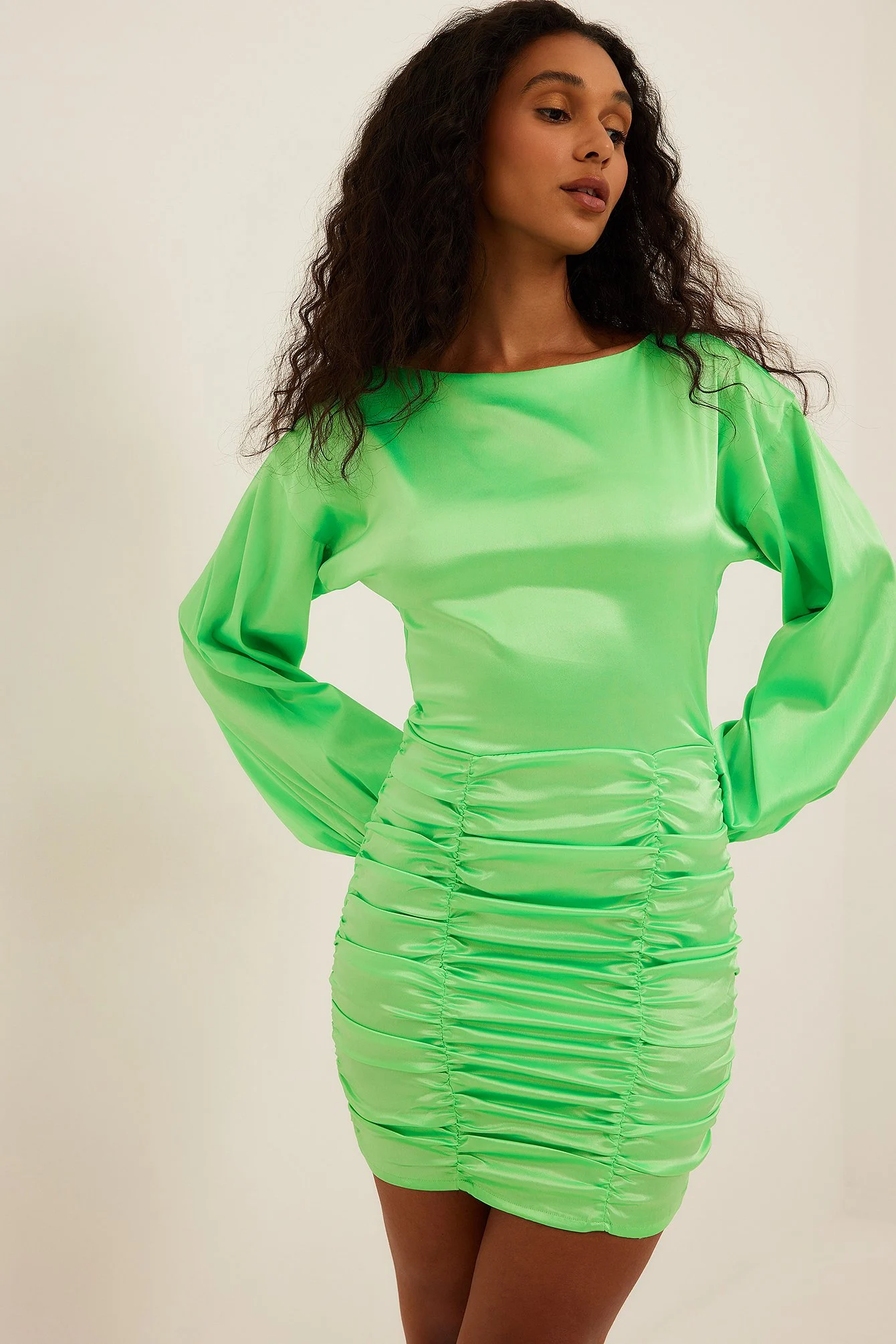 Satin-Minikleid mit gerafftem Rock