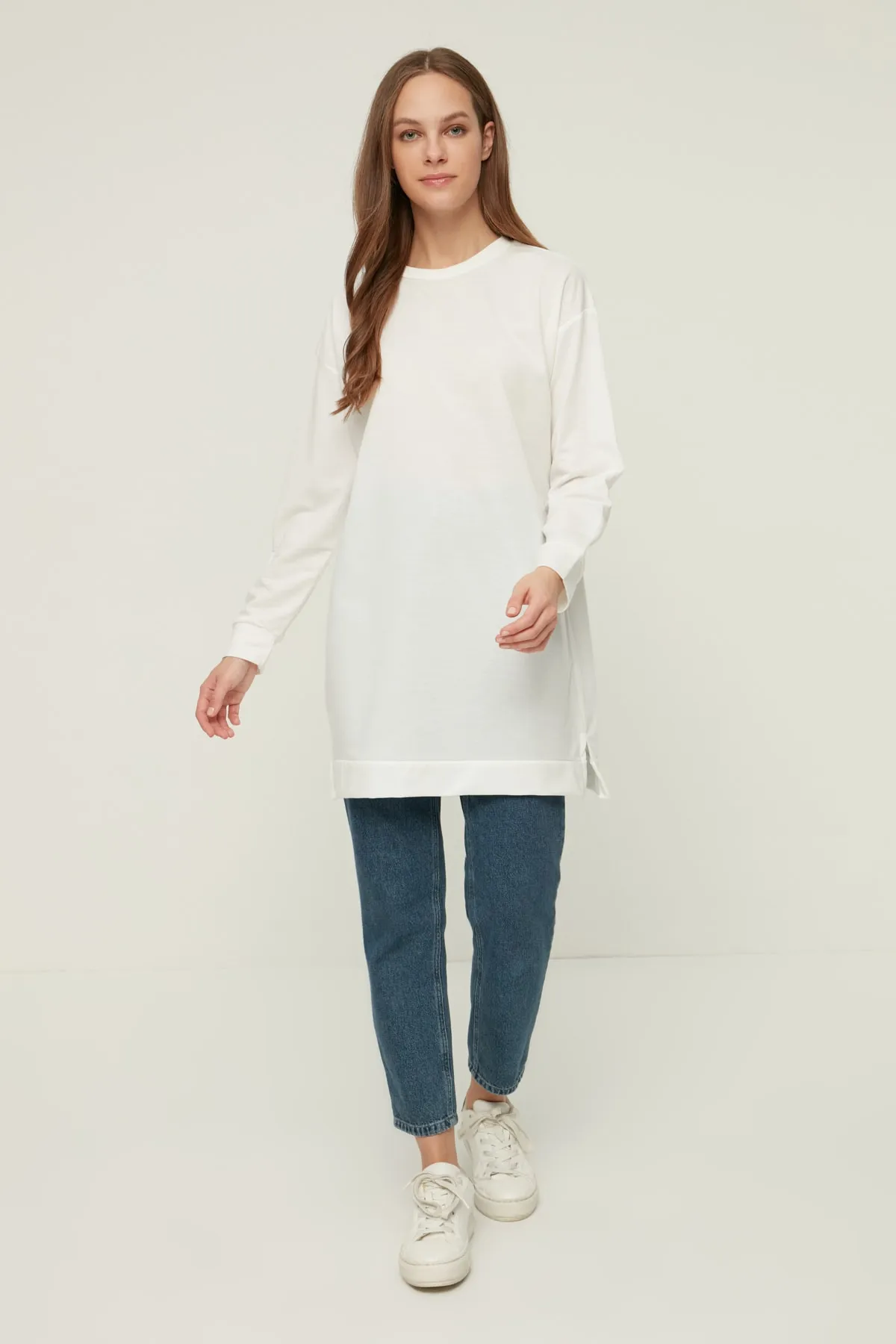 Trendyol Modest  Ecrufarbenes Basic-Strick-Sweatshirt mit Rundhalsausschnitt und Schlitz und detailliertem Ausschnitt TCTAW22TW0138