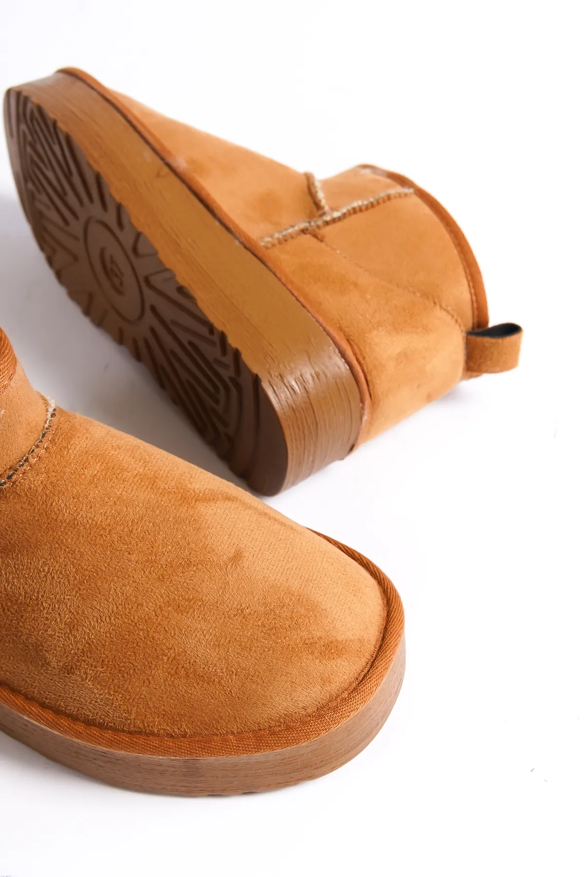 Capone Outfitters  Kurze Damenstiefel mit dicker Sohle und runder Spitze
