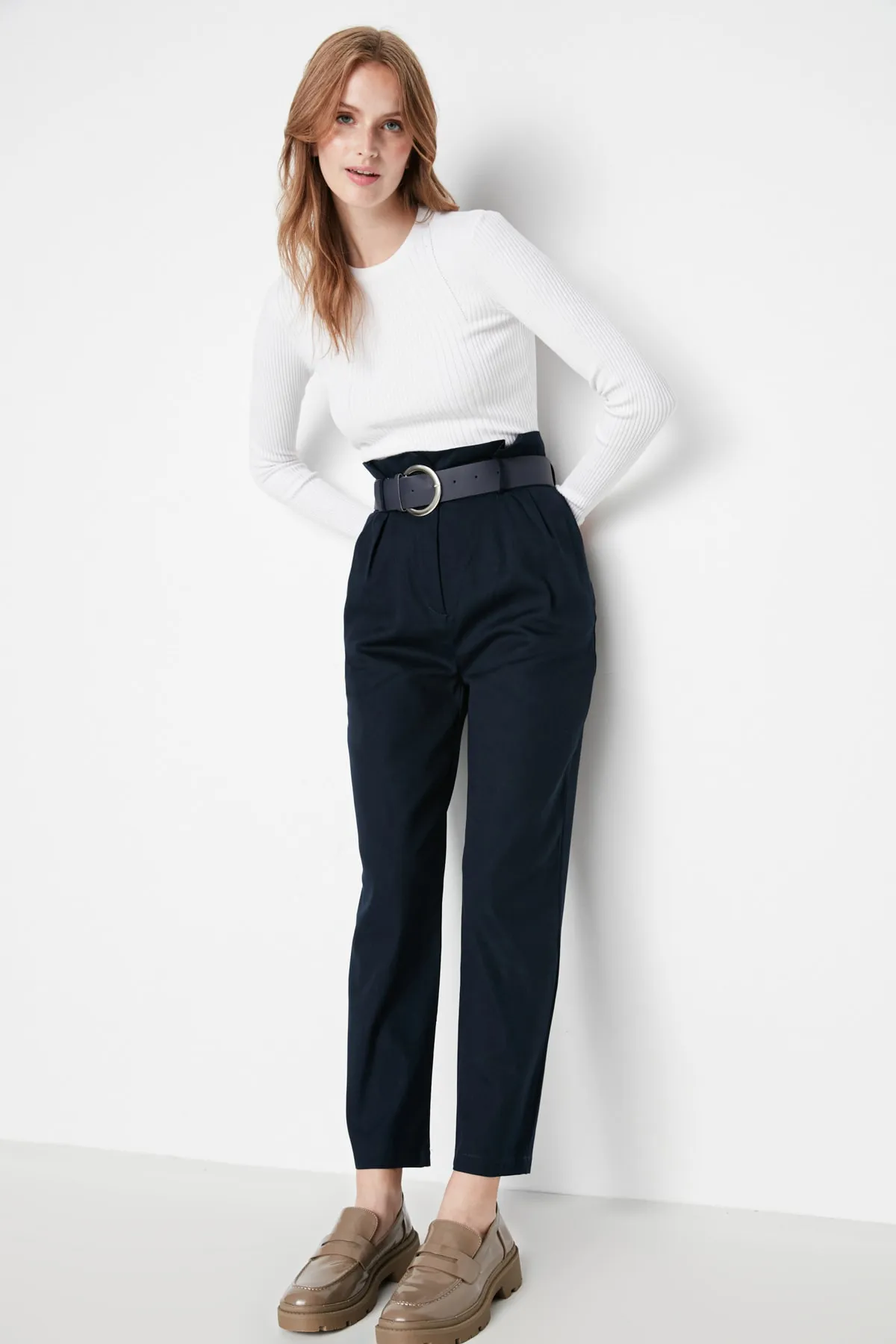 Trendyol Collection  Marineblaue, karottengewebte Hose mit Gürtel TWOSS20PL0016