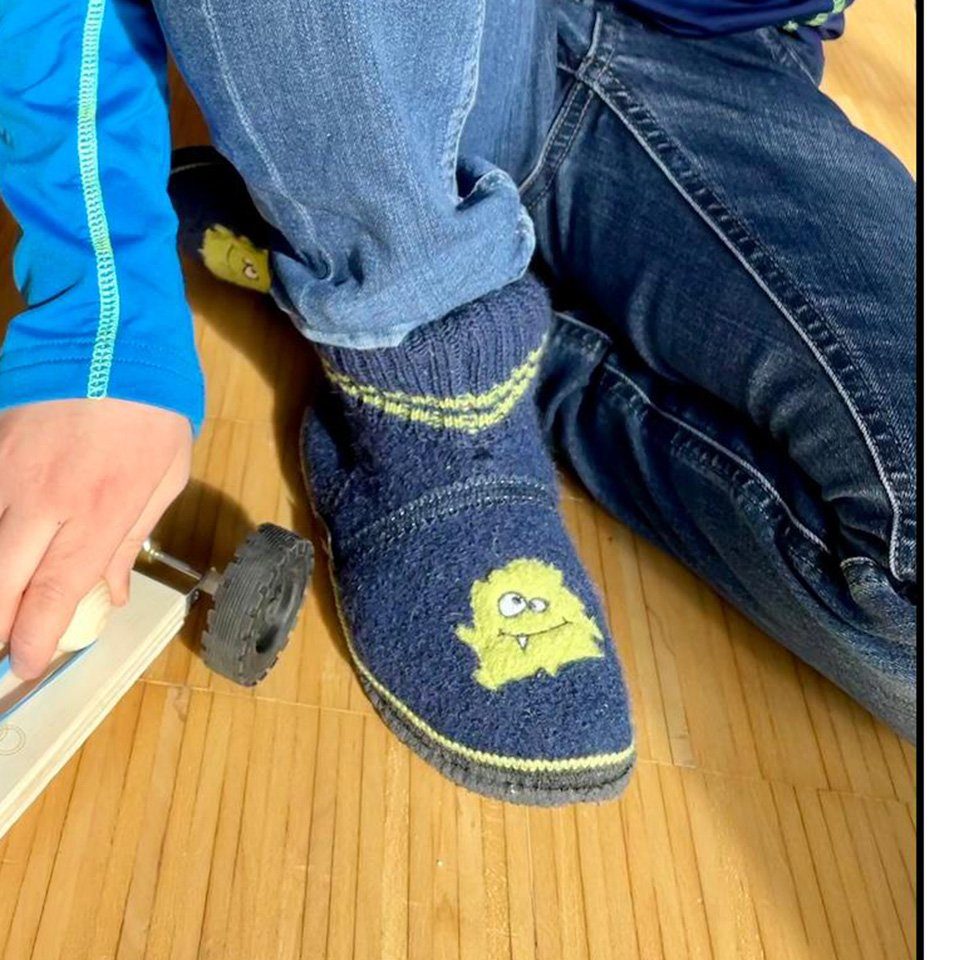 Beck Hüttenschuh Monster Hüttenschuhe (aus Österreich, warme Füße für Kita, Schule und Zuhause) sehr warm, rutschfeste Sohle, 100% atmungsaktive Schurwolle