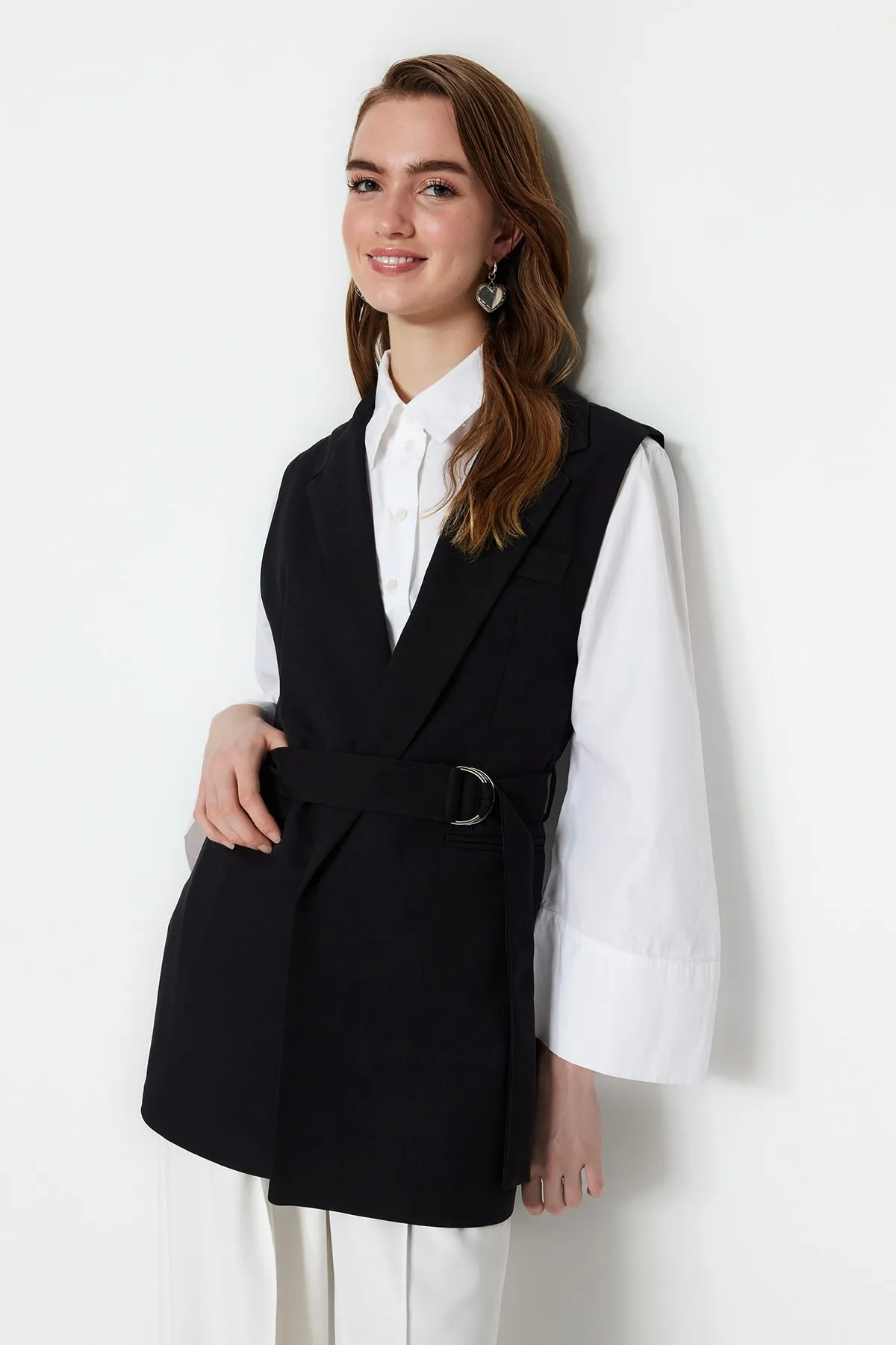 Trendyol Modest  Schwarze, gewebte, gefütterte Weste mit Taillengürtel TCTSS23YL00021