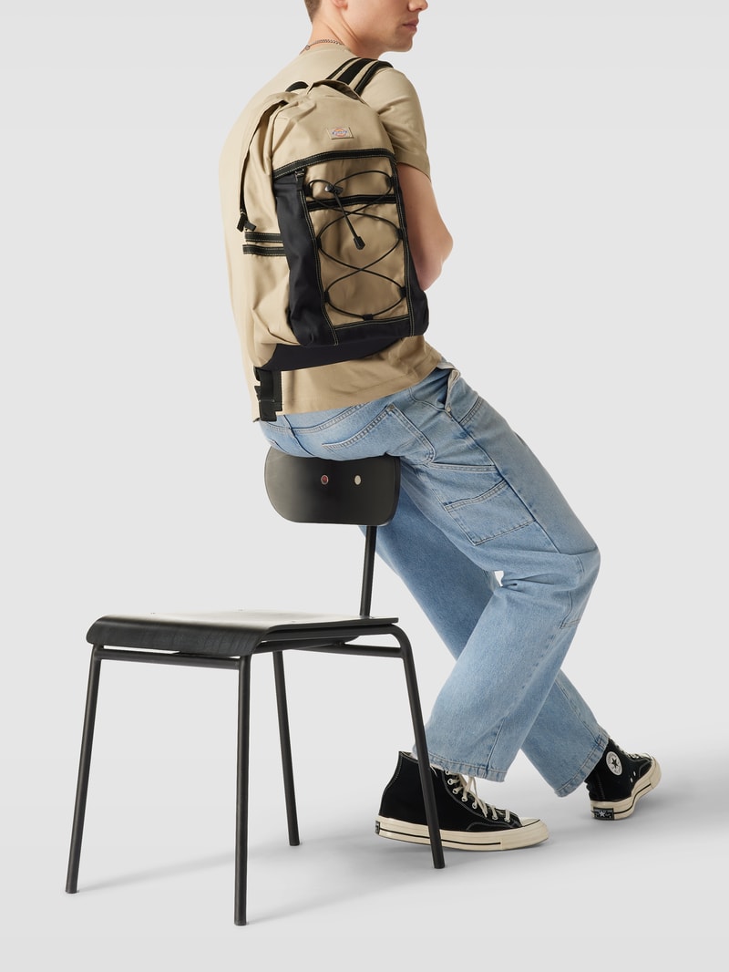 Rucksack mit Label-Patch in khaki