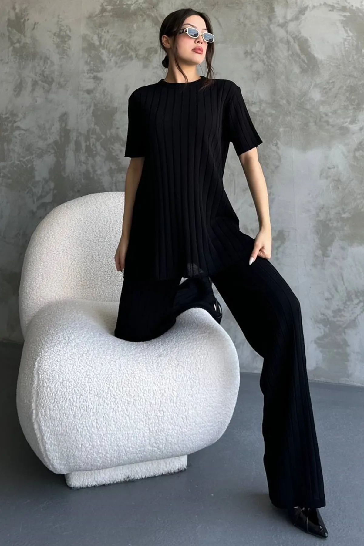 lovebox  Kurzärmliges Oberteil mit Rundhalsausschnitt und hoch taillierte Hose mit weitem Bein. Schwarzer gerippter Strickanzug 1140