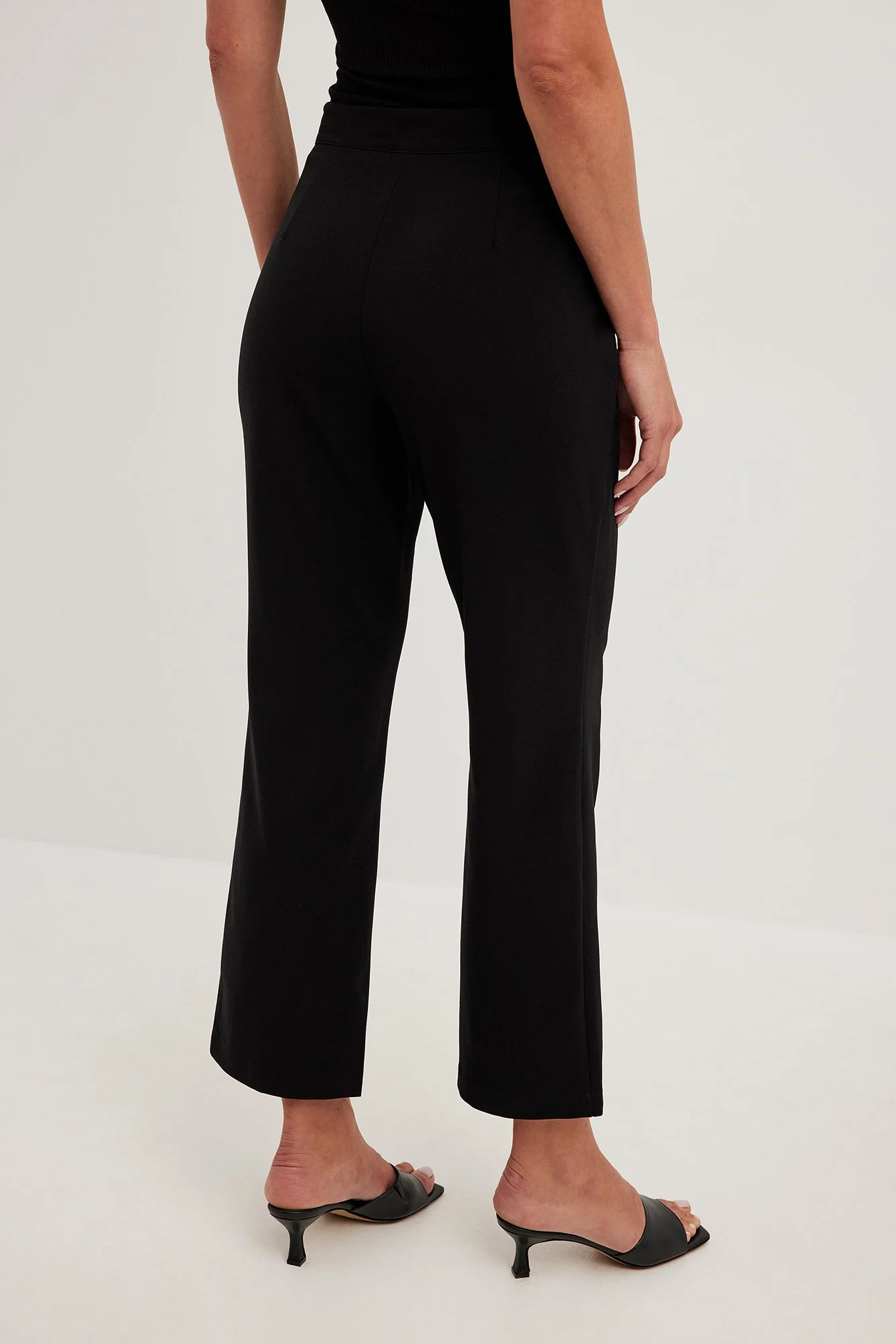 Crop-Hose mit angepassten Nähten und hoher Taille