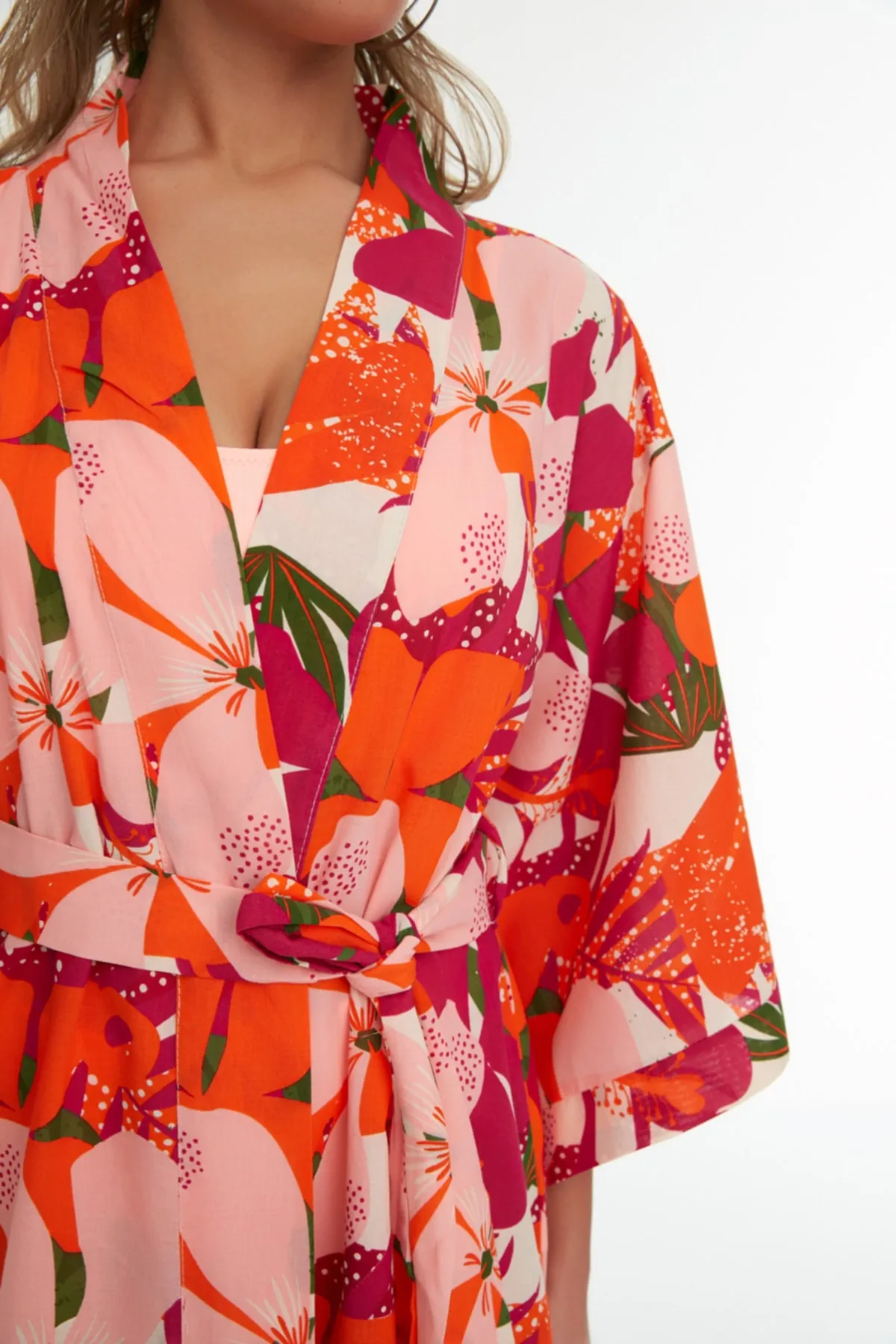 Trendyol Collection  Maxi-Kimono und Kaftan aus 100 % gewebter Baumwolle mit Blumenmuster und Gürtel TBESS22KM0030